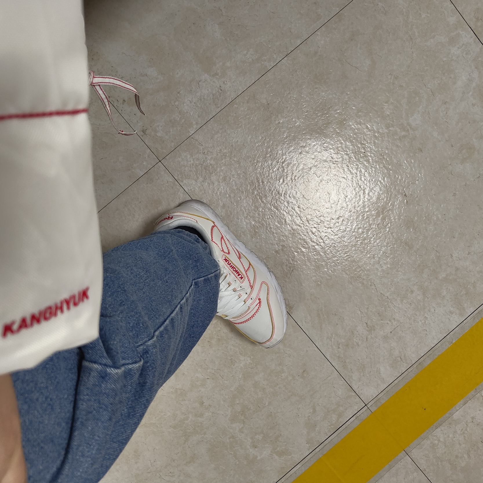 Reebok x Kanghyuk Classic Leather White Primal Red 착용 스타일