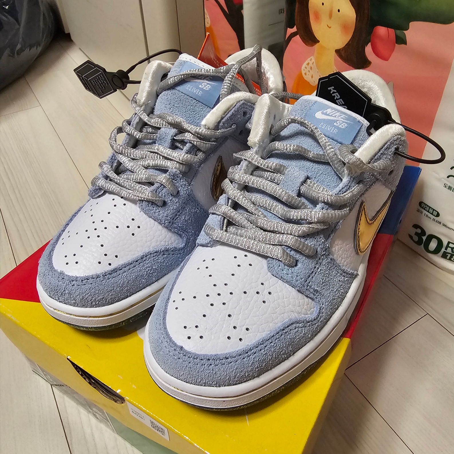 (PS) Nike x Sean Cliver SB Dunk Low Holiday Special 착용 스타일 - 1