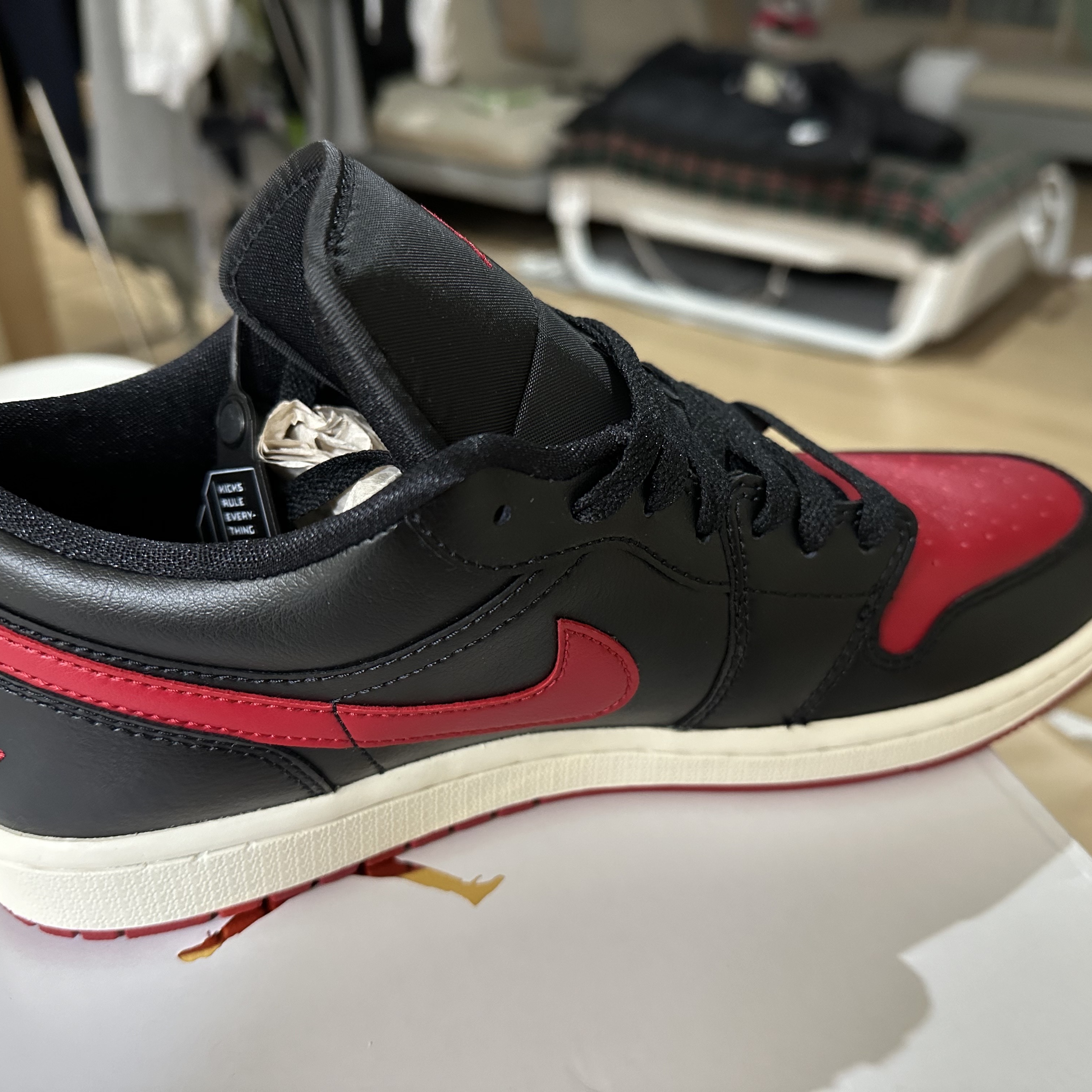 (W) Jordan 1 Low Black Gym Red 착용 스타일 - 4