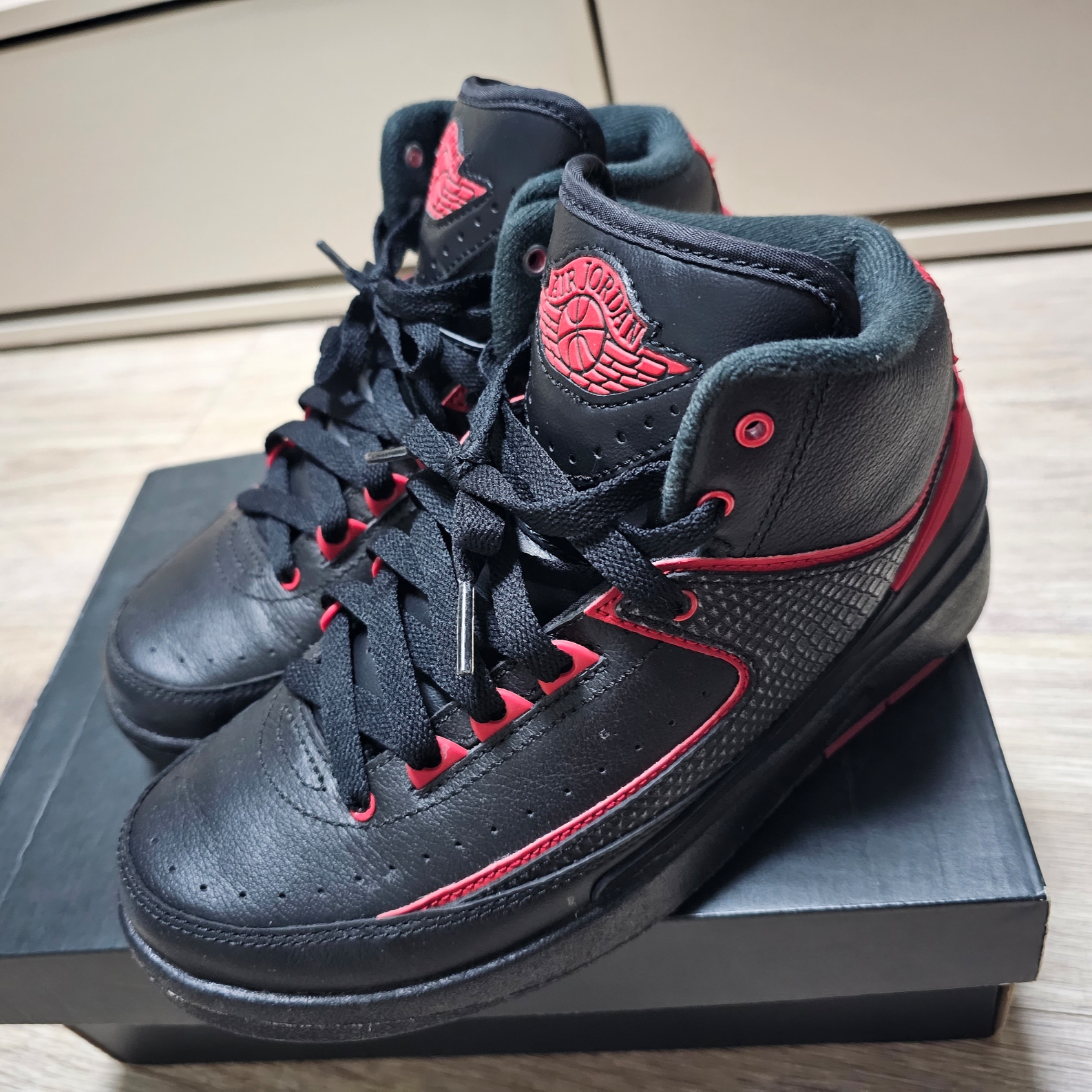 (GS) Jordan 2 Retro Black Varsity Red 착용 스타일
