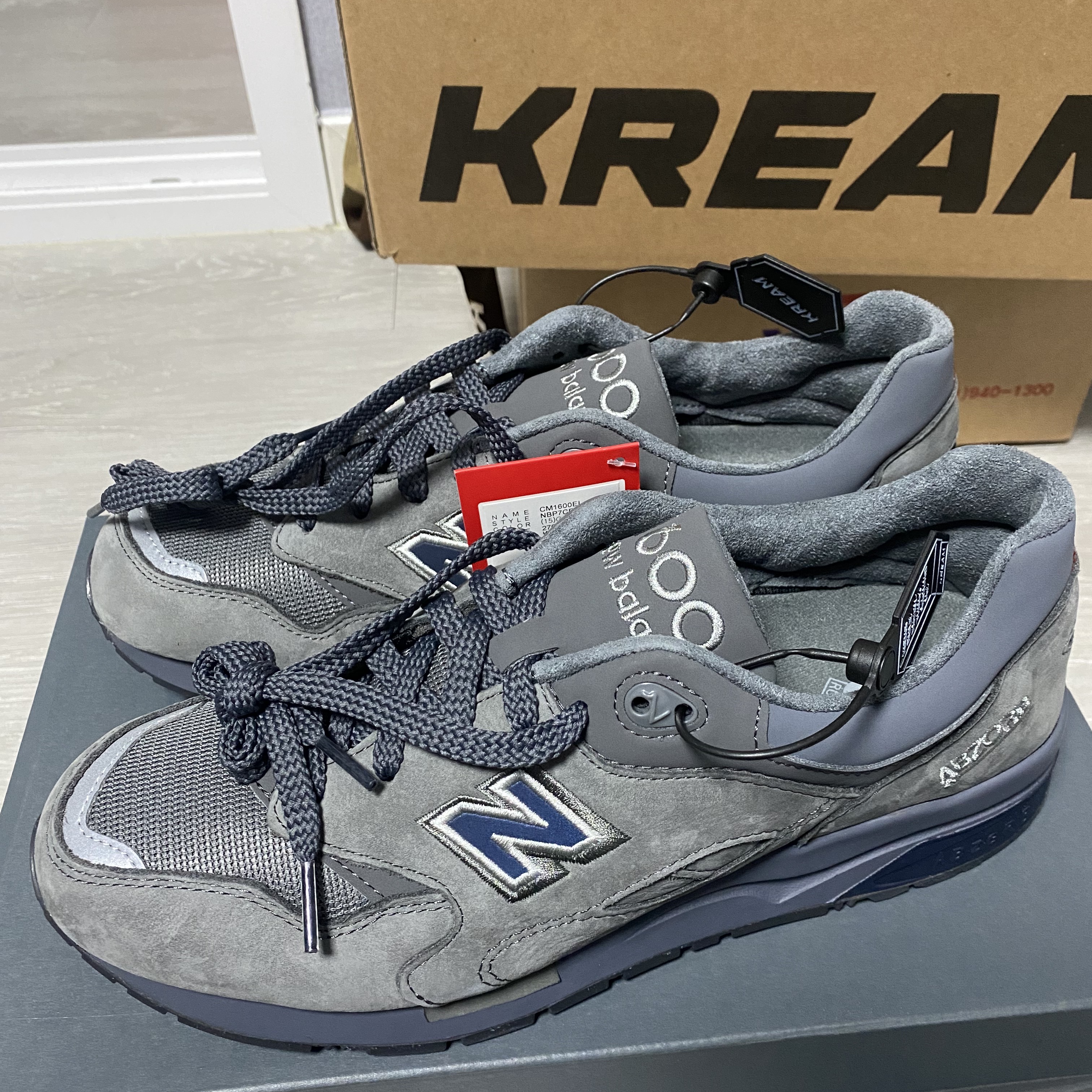 New Balance 1600 Dark Grey 착용 스타일
