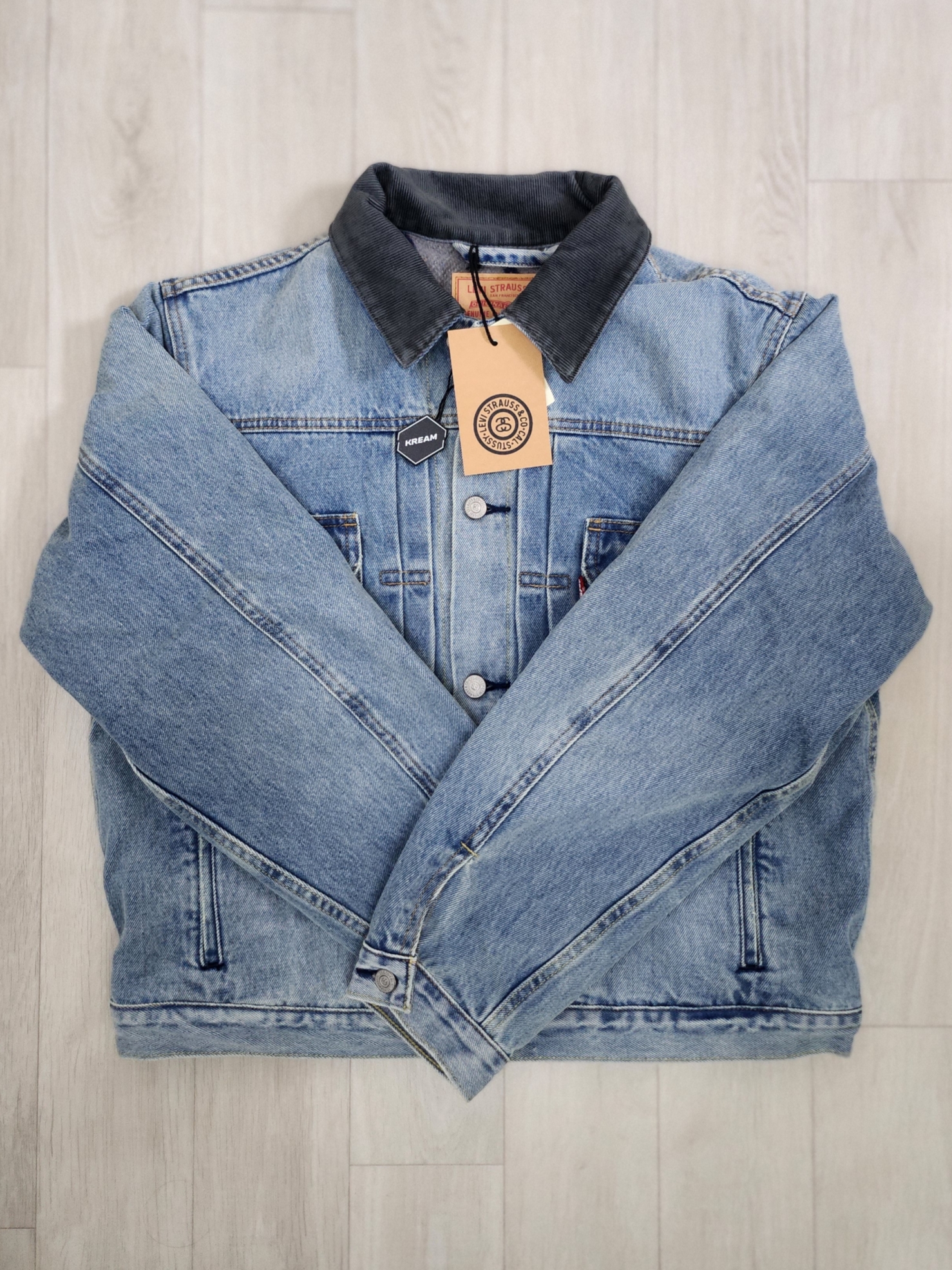 Stussy x Levi's Embossed Trucker Jacket Indigo 착용 스타일 - 2