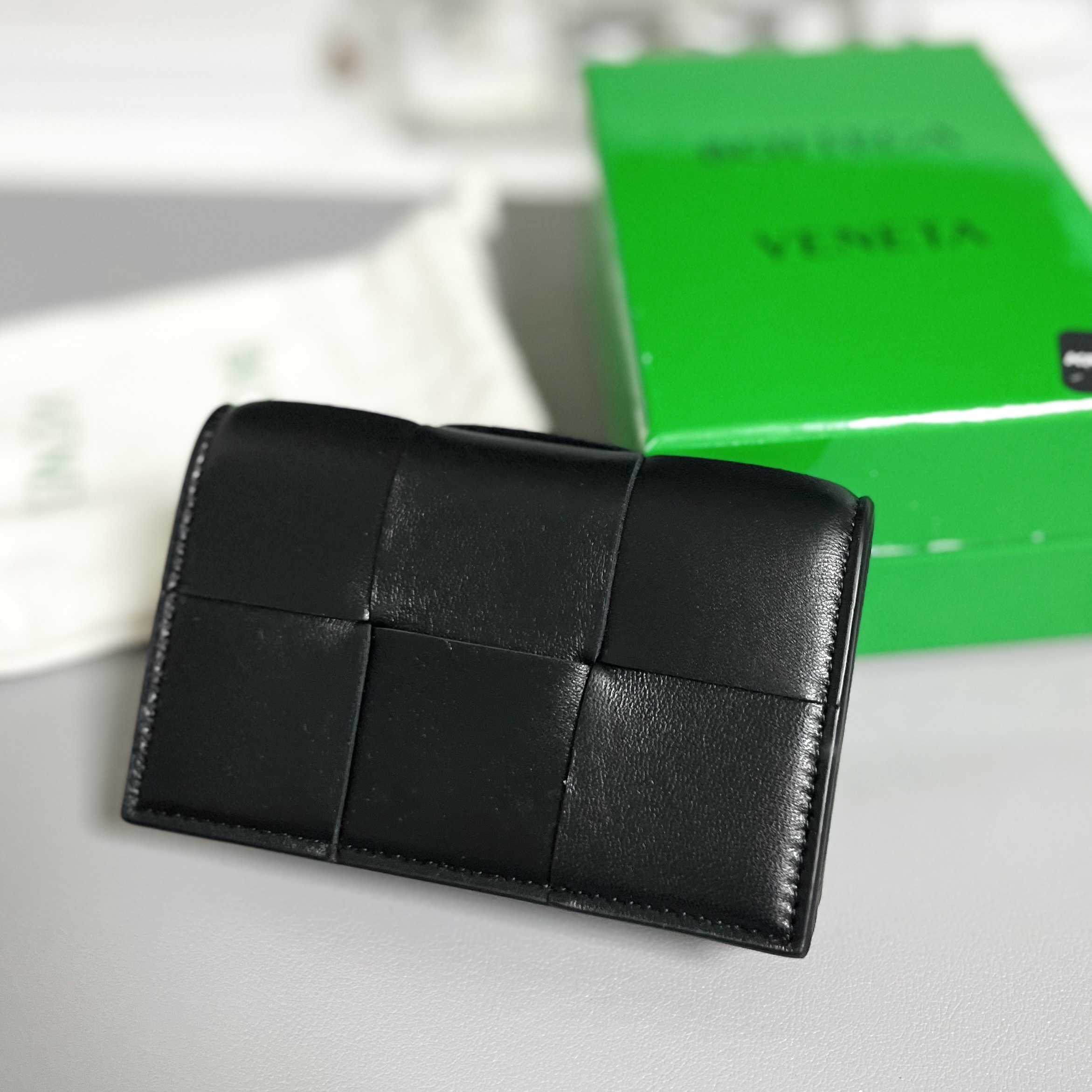 Bottega Veneta Business Card Case Black 착용 스타일 - 4