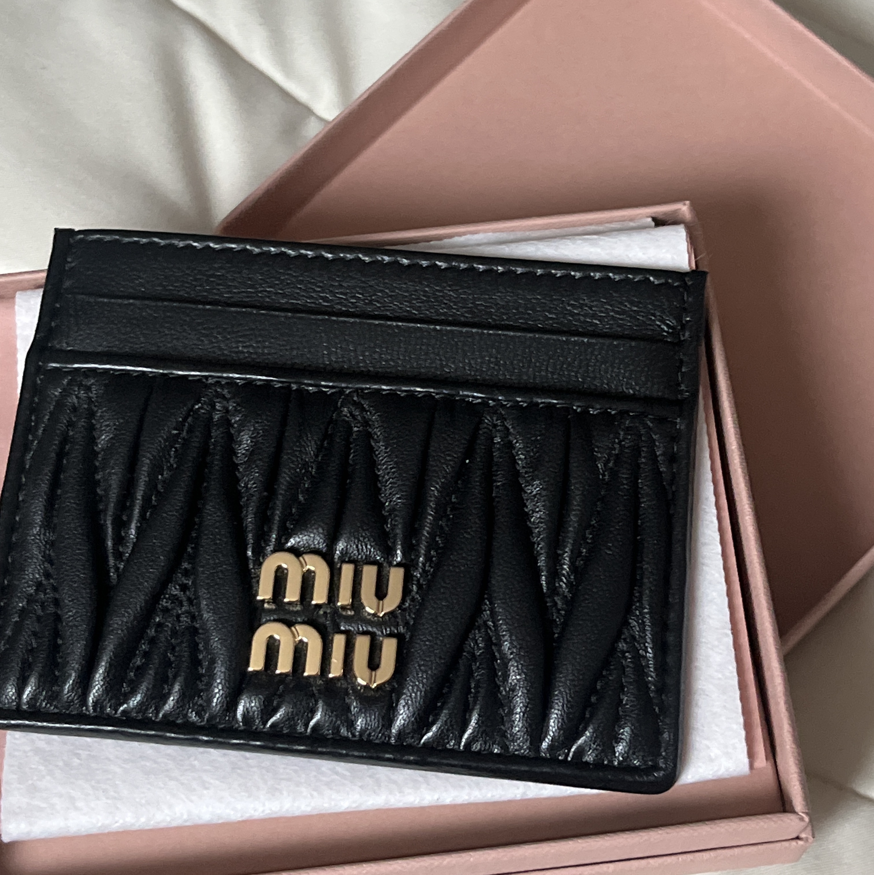 Miu Miu Matelasse Nappa Leather Card Holder Black 착용 스타일