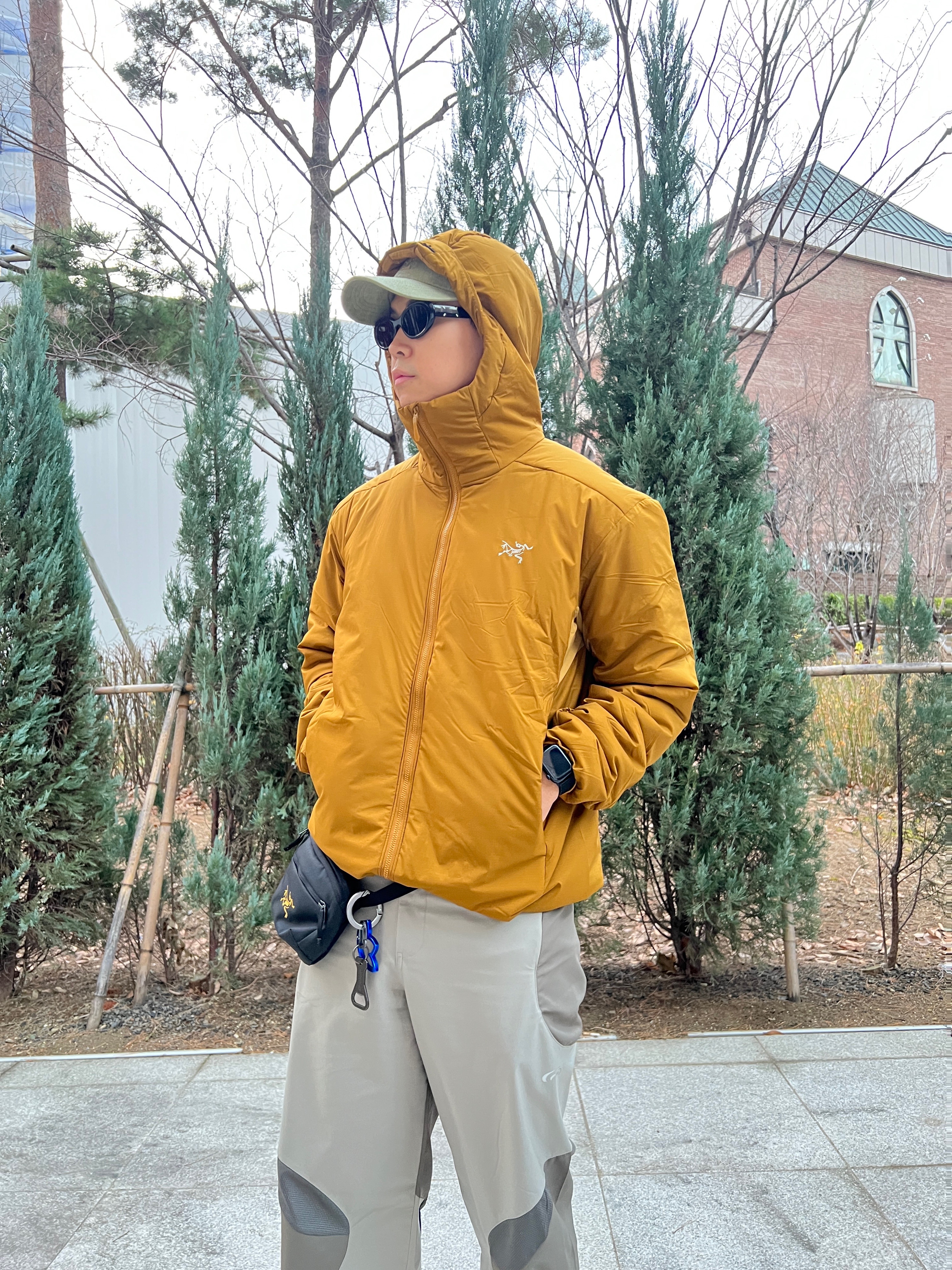 Arc'teryx Atom Heavyweight Hoody Yukon, Art of Field Three Colourway Pants Khaki 착용 스타일 - 5