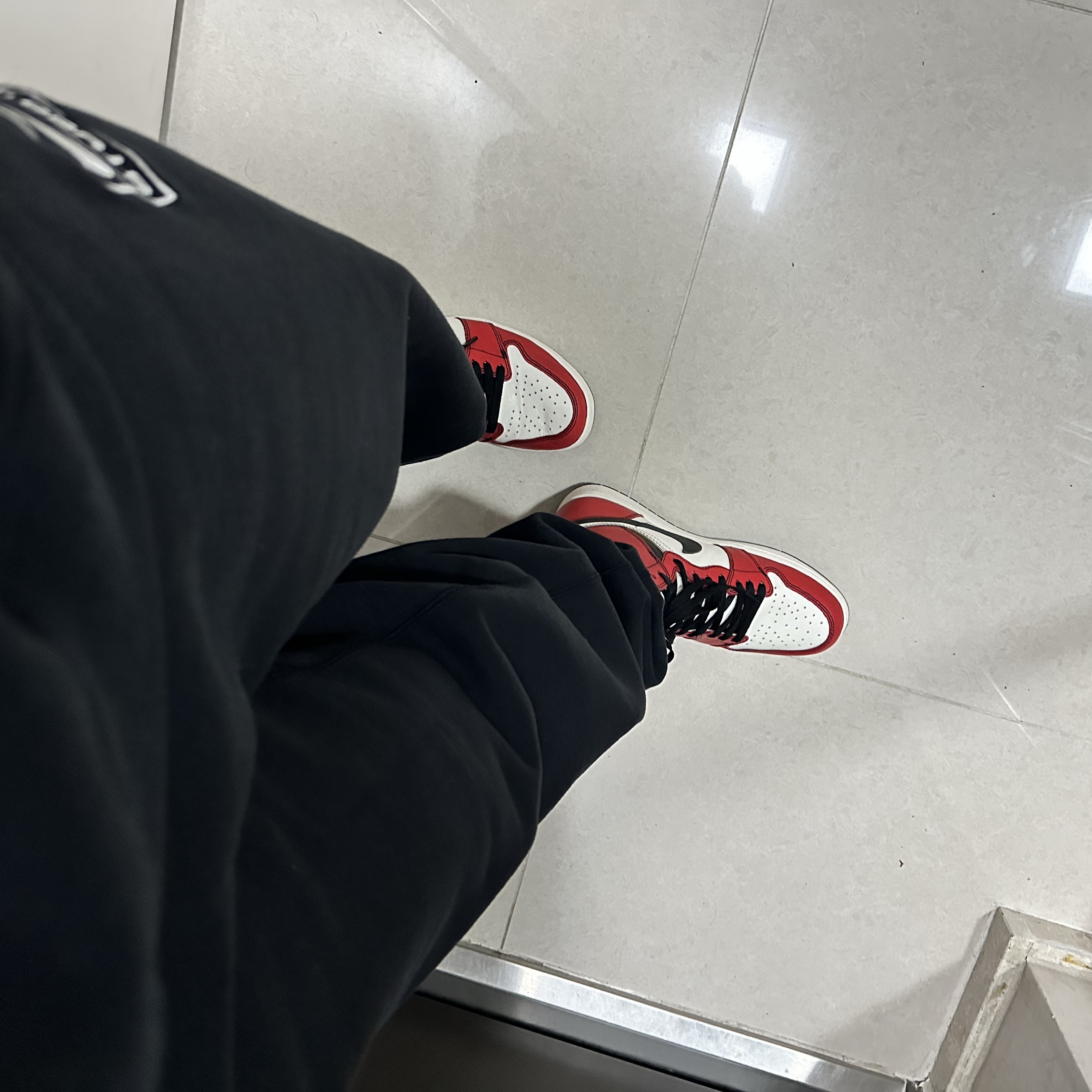 Jordan 1 Retro High OG Defiant SB LA to Chicago, Nike x Stussy NRG Washed Fleece Crewneck Black (DO5310-010) 착용 스타일