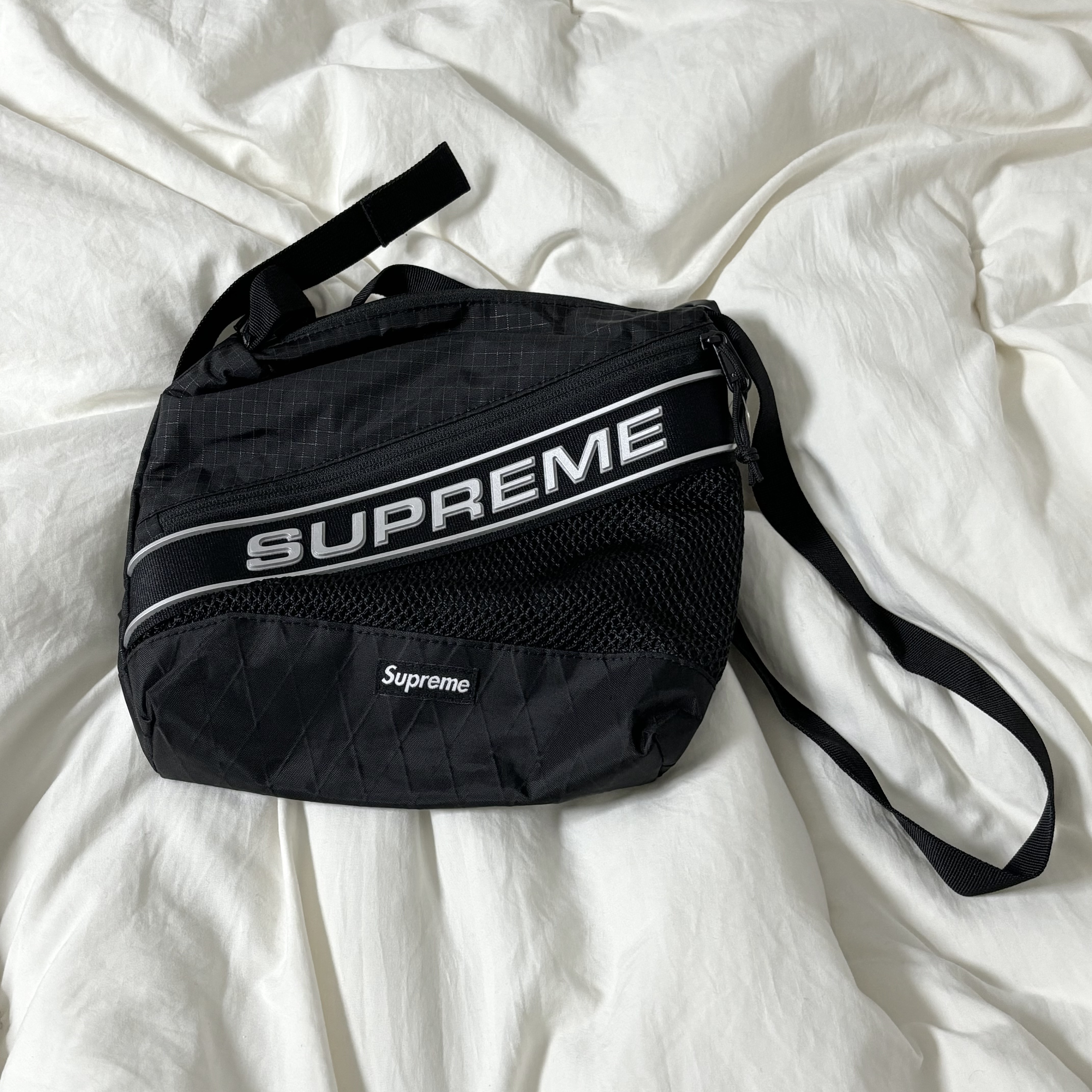 Supreme Shoulder Bag Black - 23FW 착용 스타일