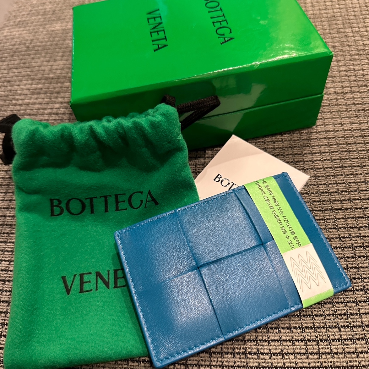 Bottega Veneta Credit Card Case Lambskin & Calfskin Blue Print 착용 스타일 - 1
