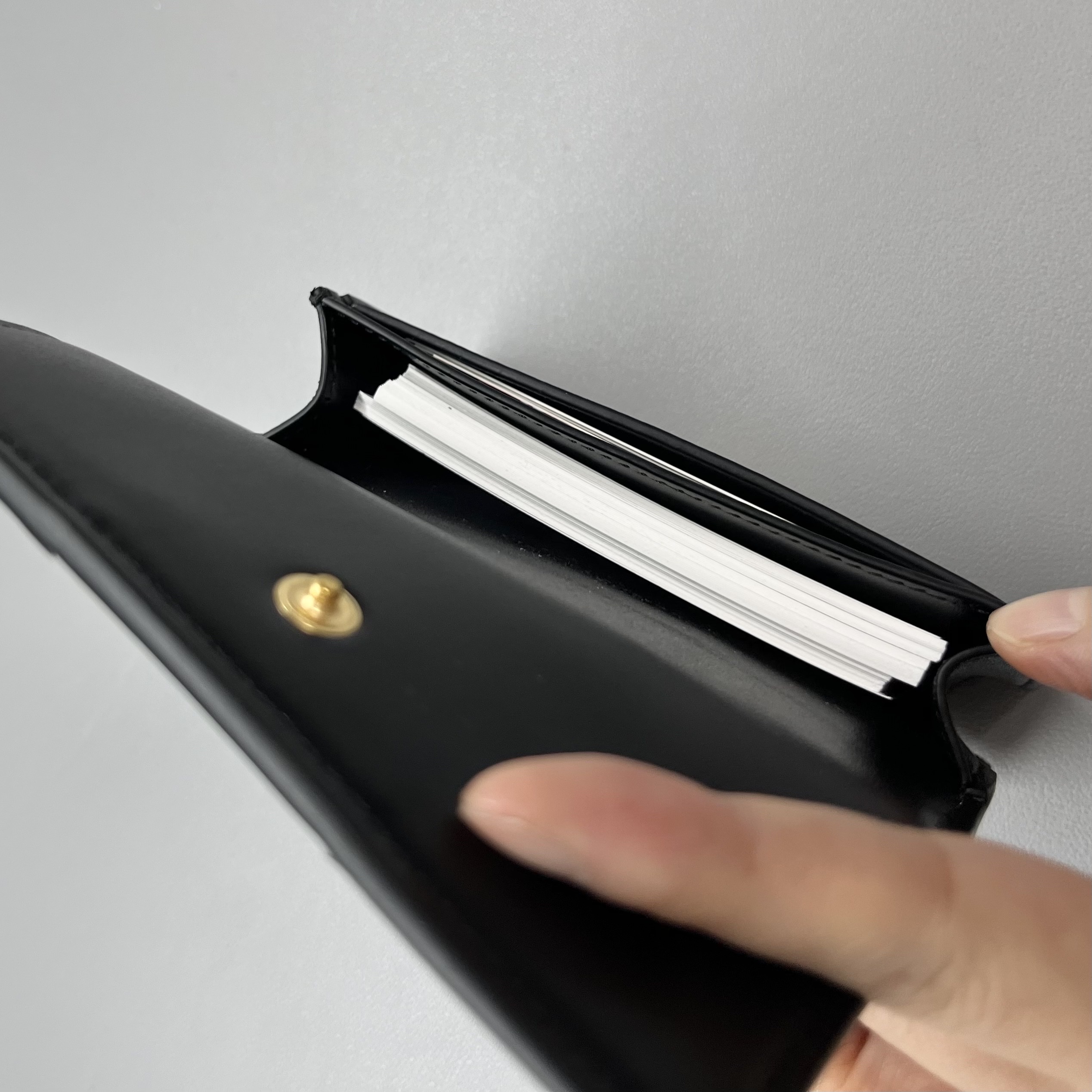 Bottega Veneta Business Card Case Black 착용 스타일 - 2