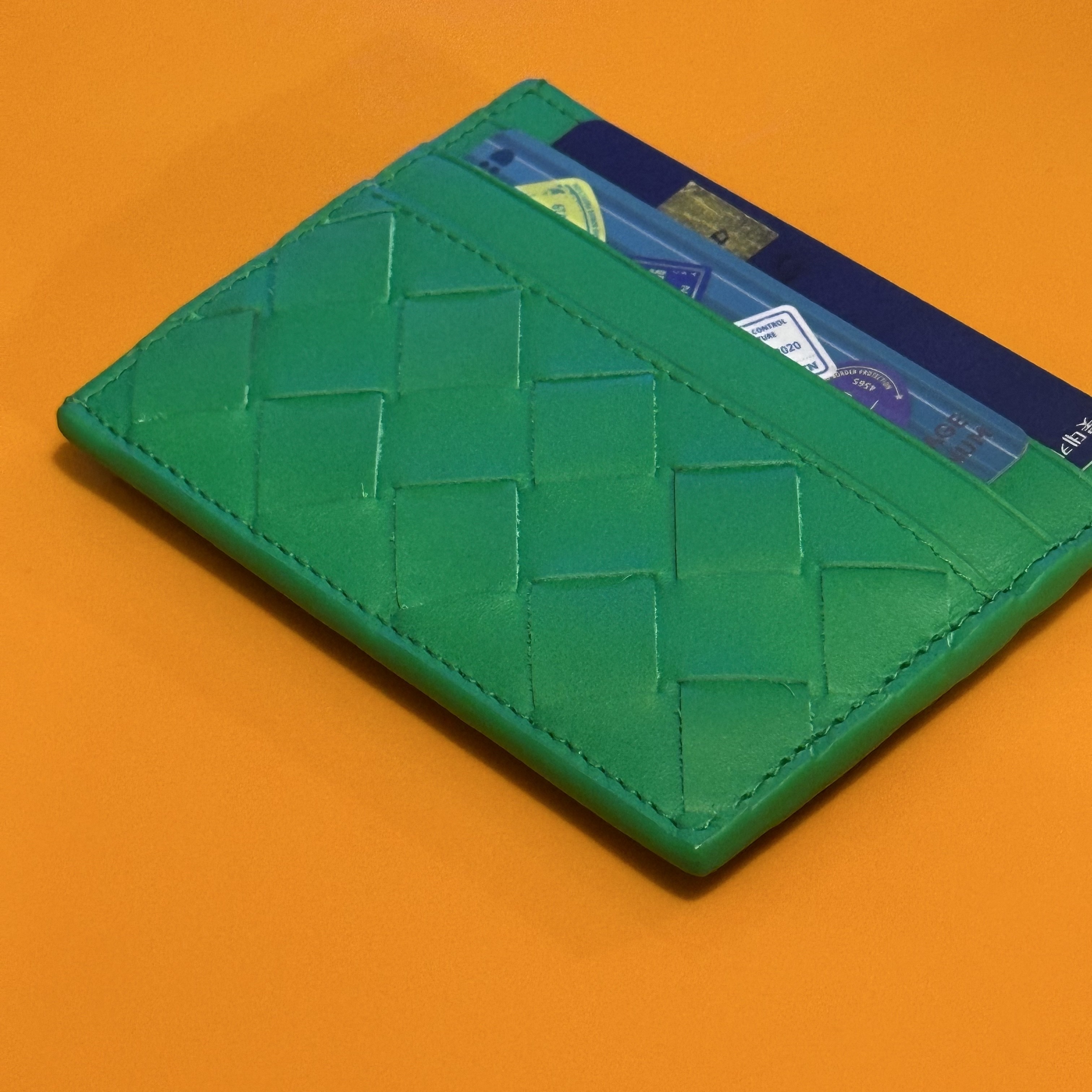Bottega Veneta Credit Card Case Parakeet 착용 스타일