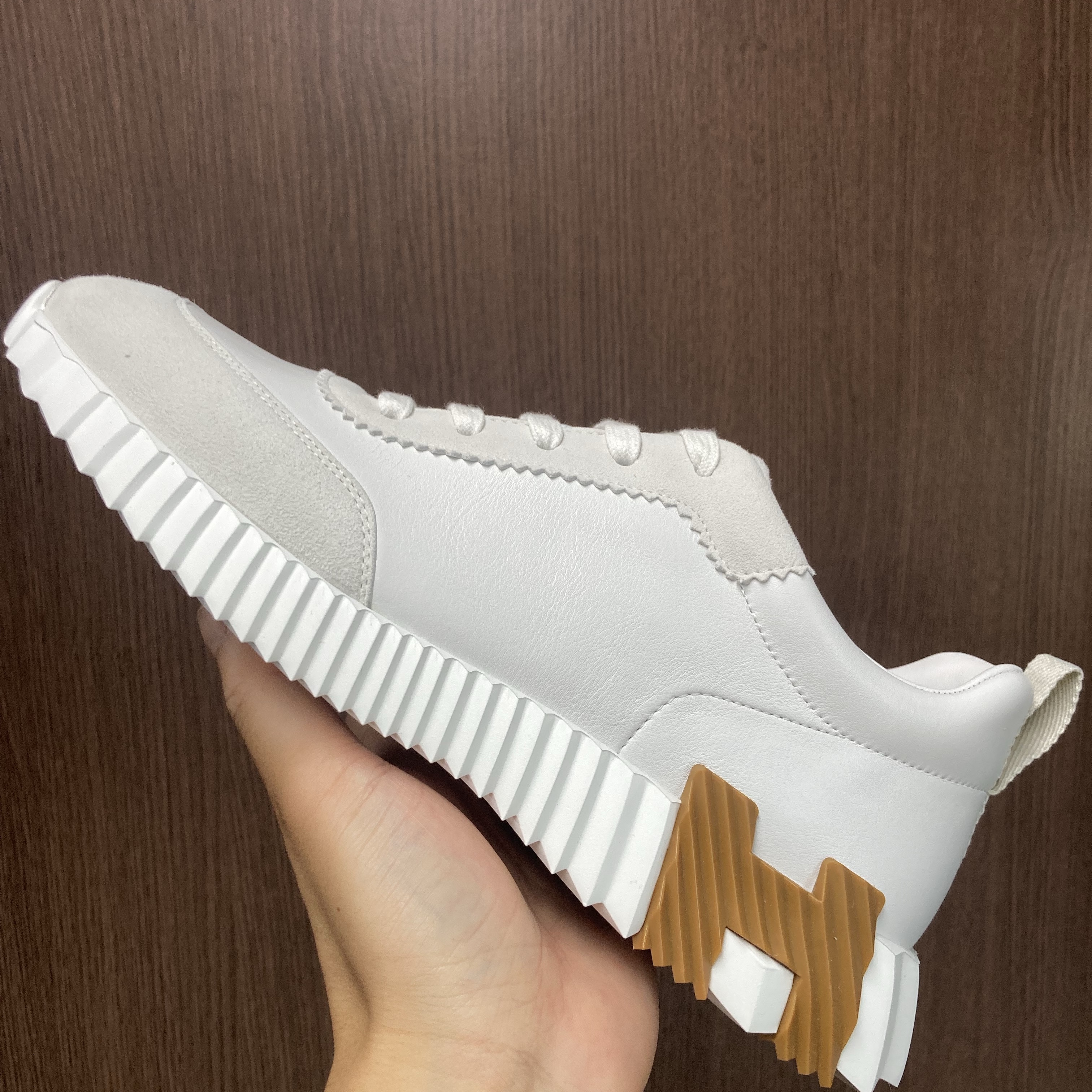 Hermes Bouncing Sneakers Calfskin Suede Goatskin & Blanc 착용 스타일