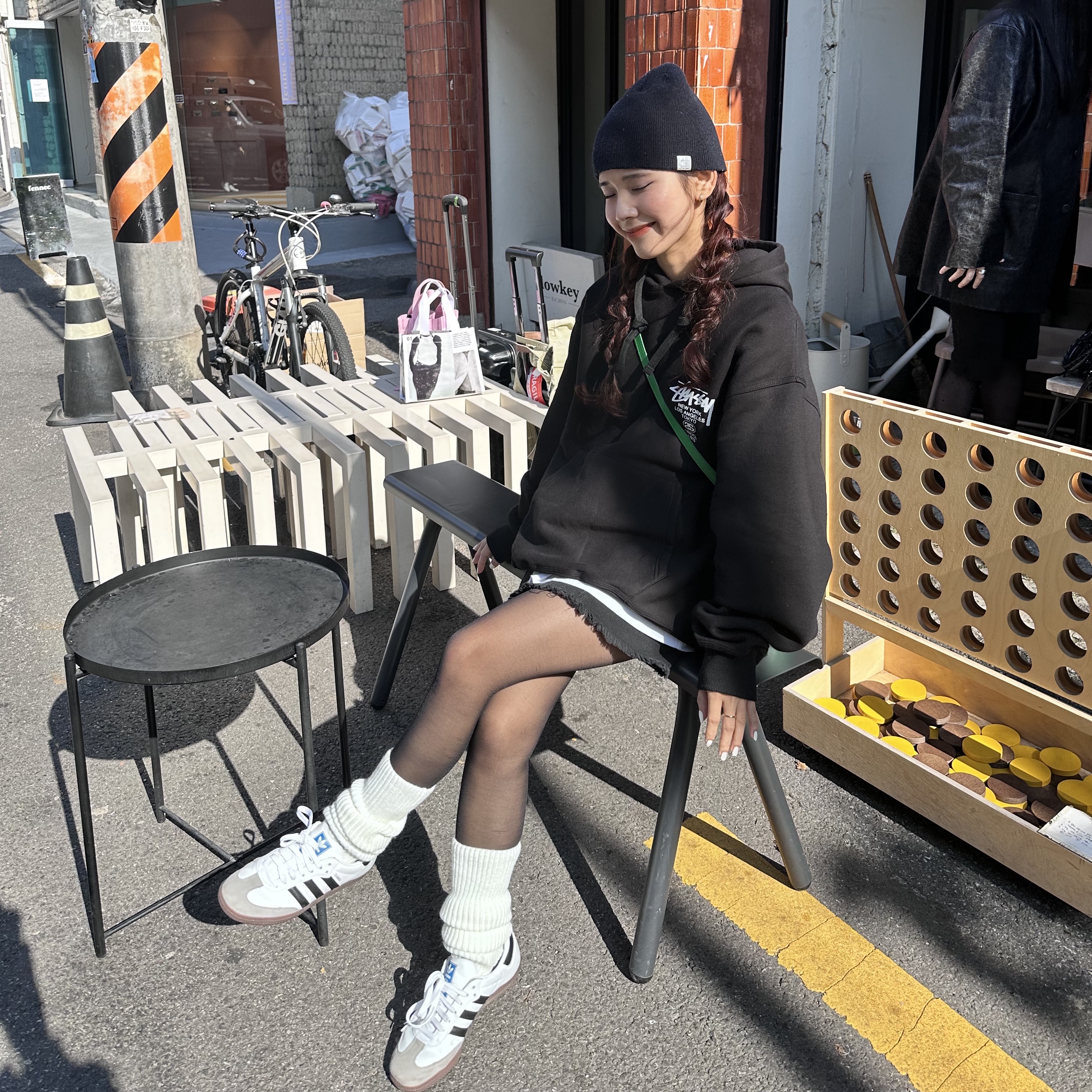 Adidas Samba Vegan White Black, Stussy World Tour Hoodie Black 2023 착용 스타일 - 1