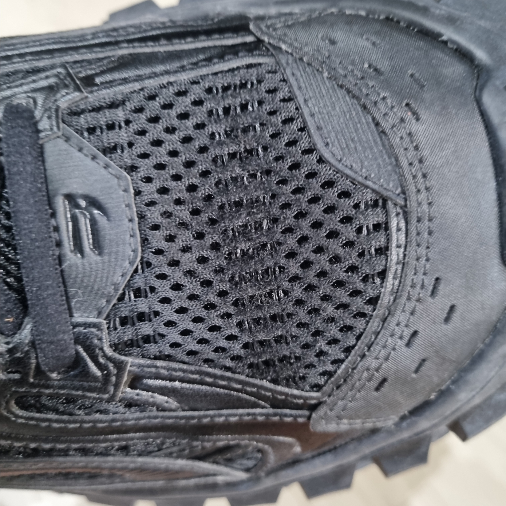 Balenciaga Defender Sneakers Black 착용 스타일 - 6
