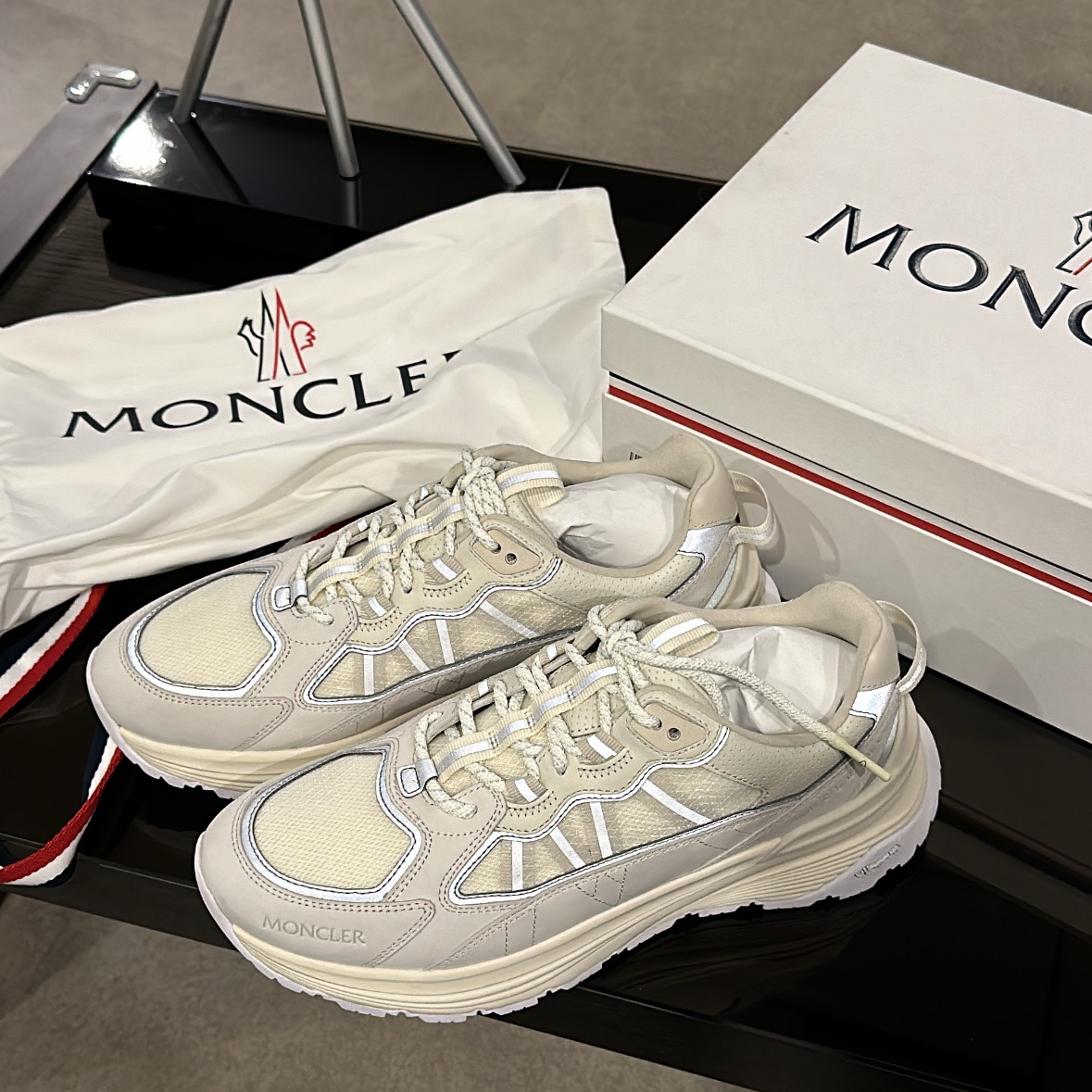 Moncler Lite Runner Low Top Sneakers Off White - 23FW 착용 스타일
