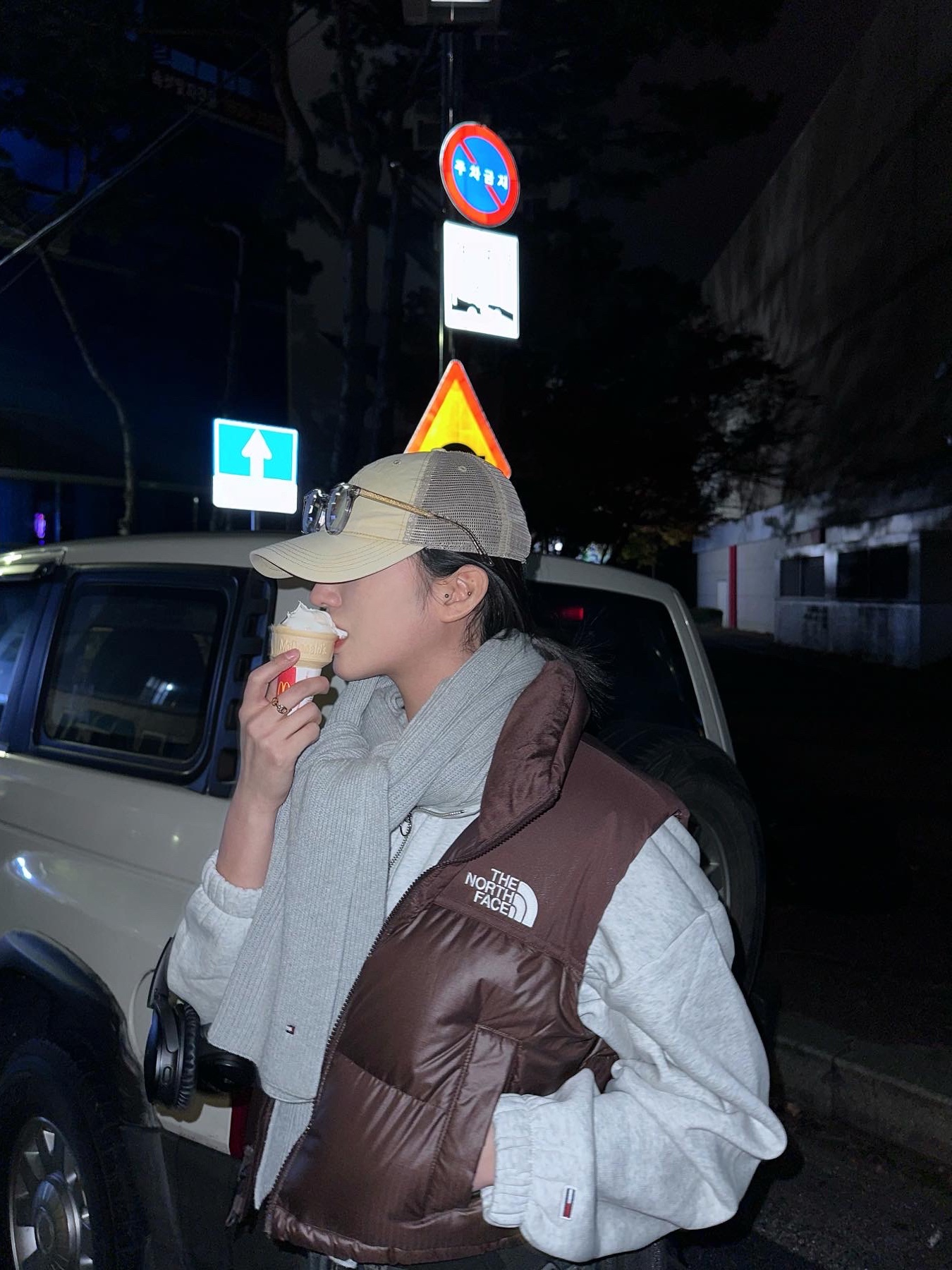 (W) The North Face White Label Novelty Nuptse Down Vest Brown, Carhartt Canvas Mesh-Back Cap Dark Khaki 착용 스타일 - 2