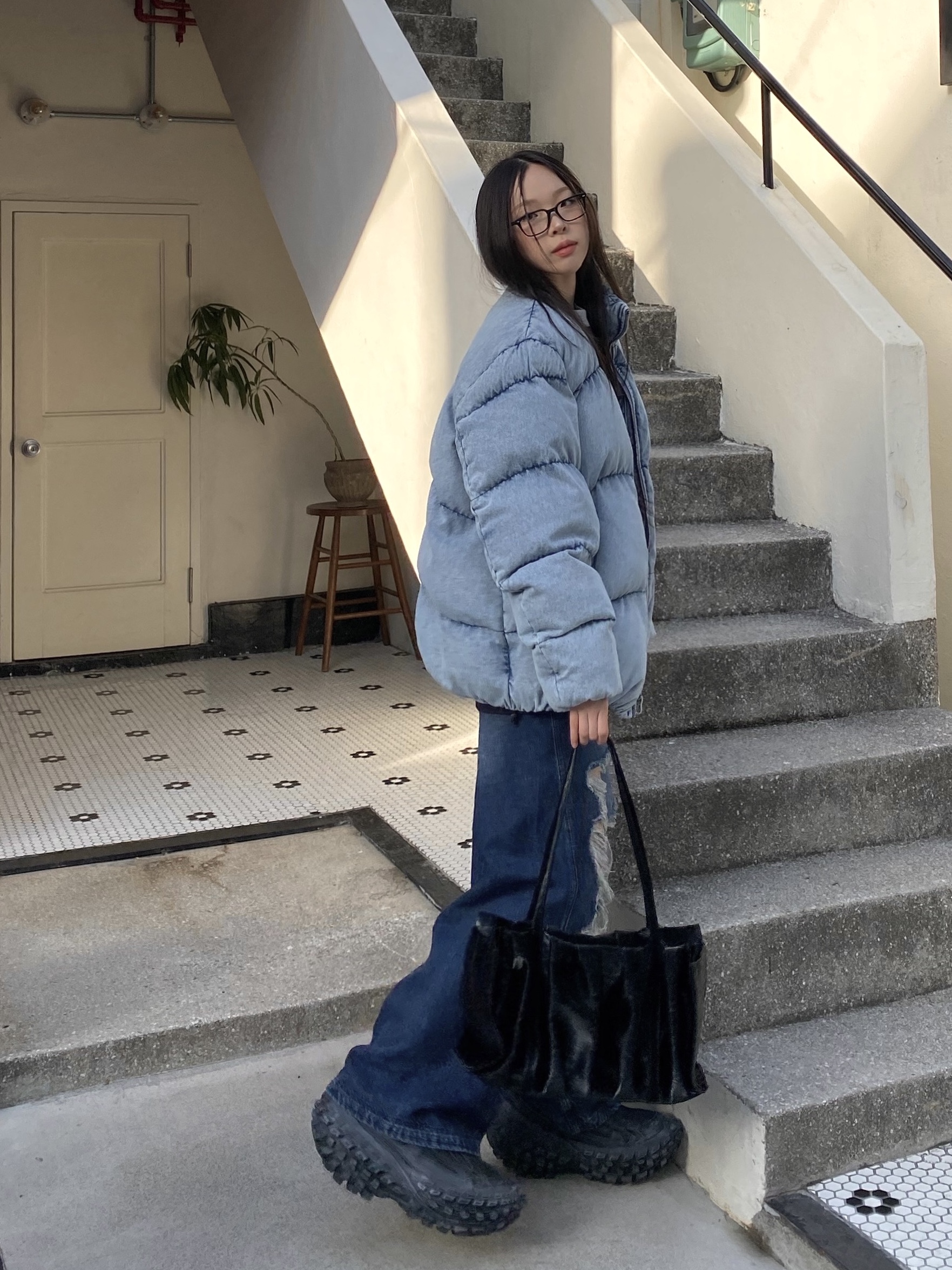 Balenciaga Defender Sneakers Black, Millo Women Curved Damage Wide Jeans Deep Blue 착용 스타일 - 2