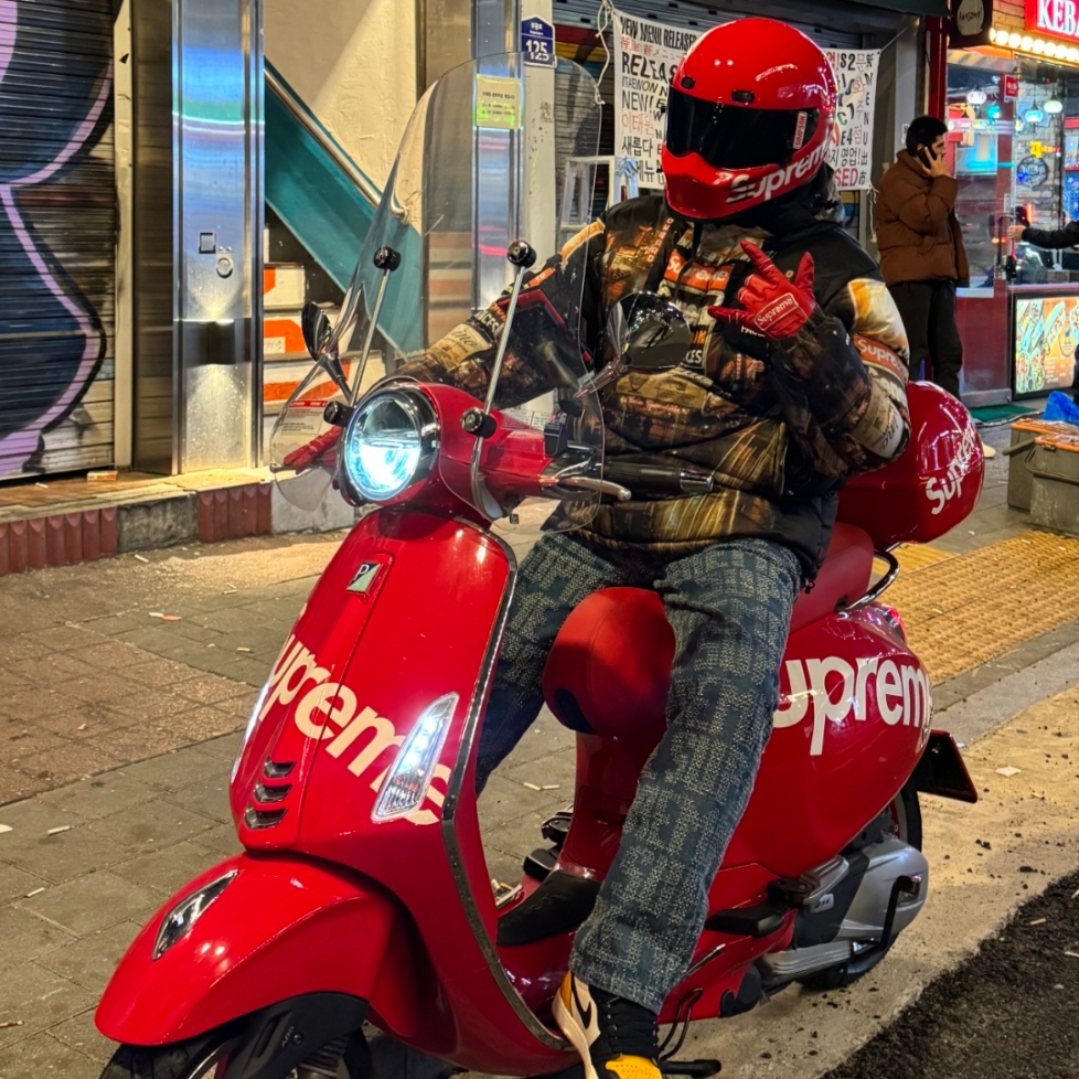Supreme Nalgene 32 oz. Bottle Red - 20SS, Supreme Floating Keychain Red - 23FW 착용 스타일