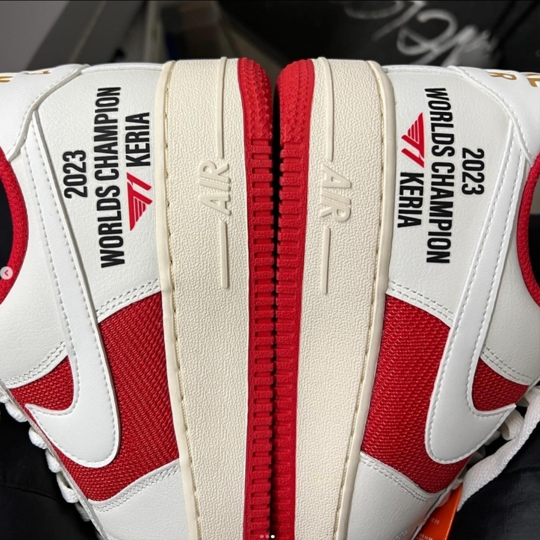 Nike Air Force 1 '07 Sail University Red 착용 스타일