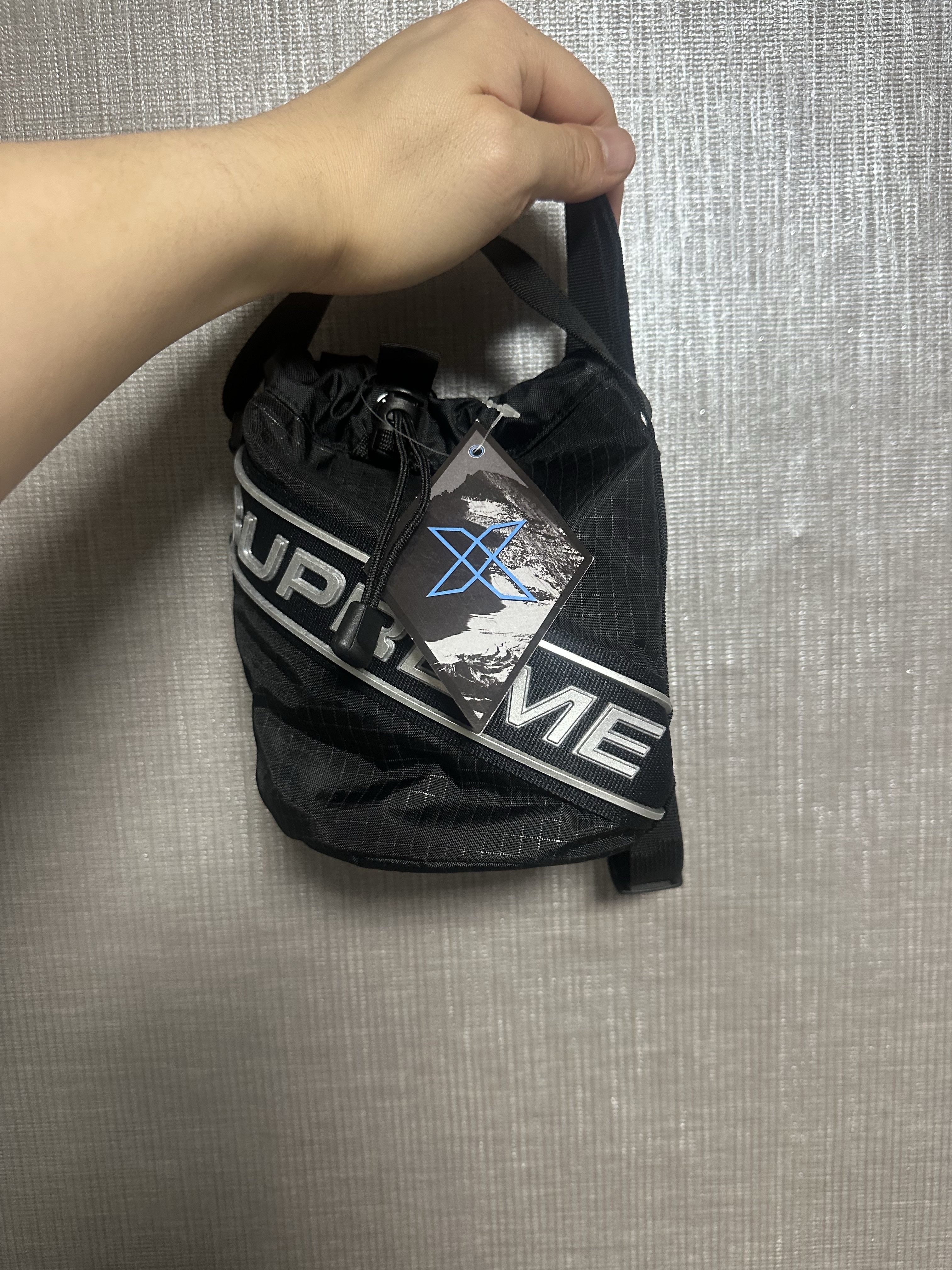 Supreme Small Cinch Pouch Black - 23FW 착용 스타일 - 3