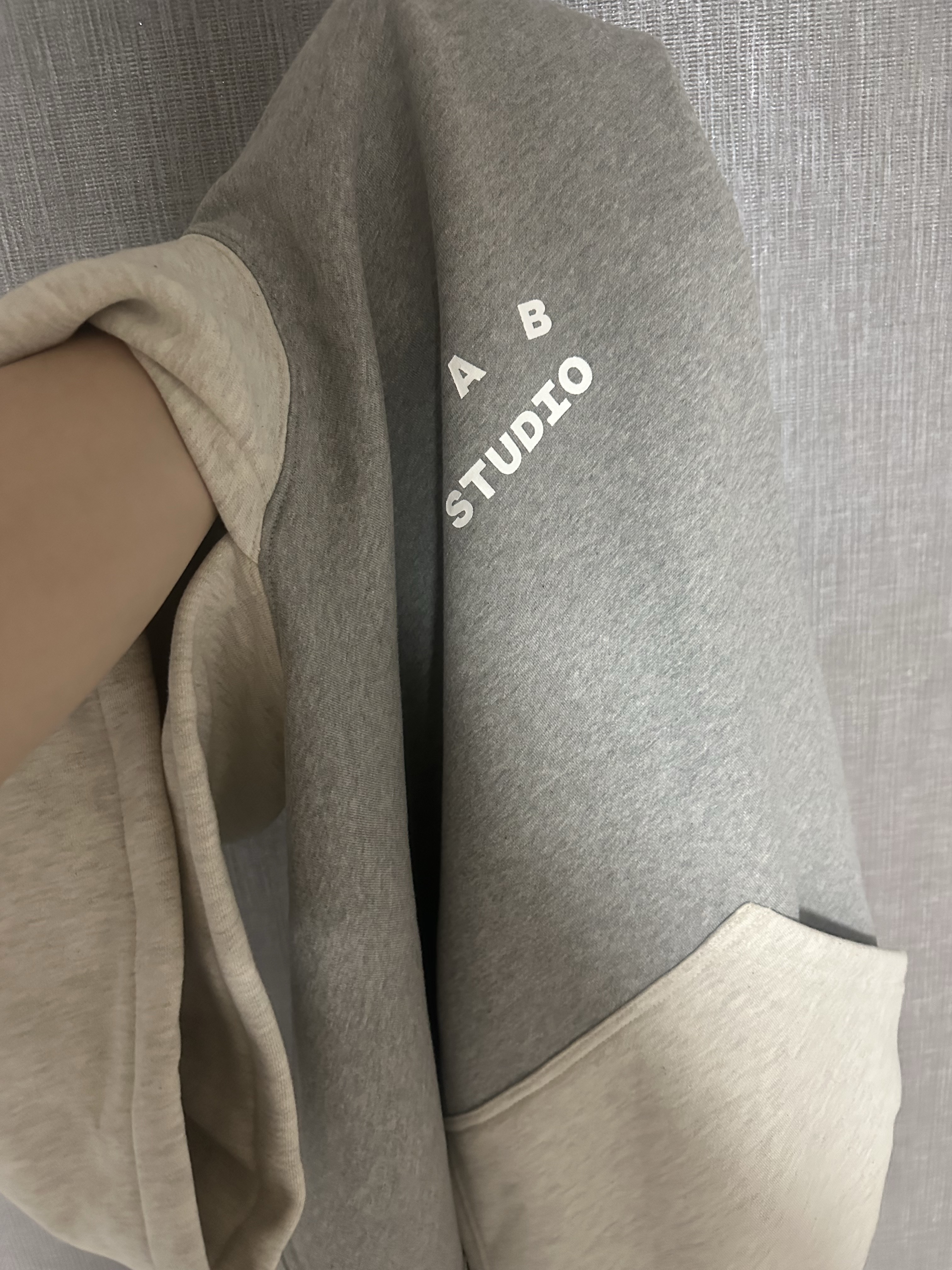 IAB Studio Hoodie Dual Gray 착용 스타일 - 1
