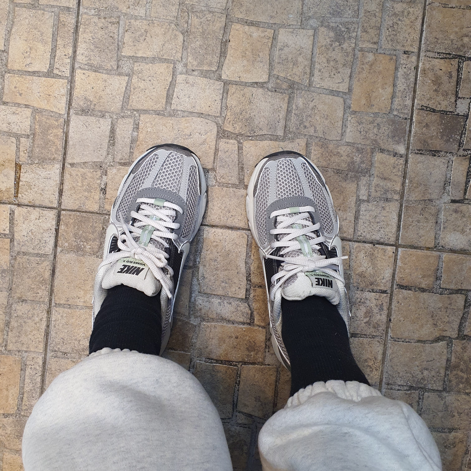 (W) Nike Zoom Vomero 5 Cobblestone and Flat Pewter 착용 스타일