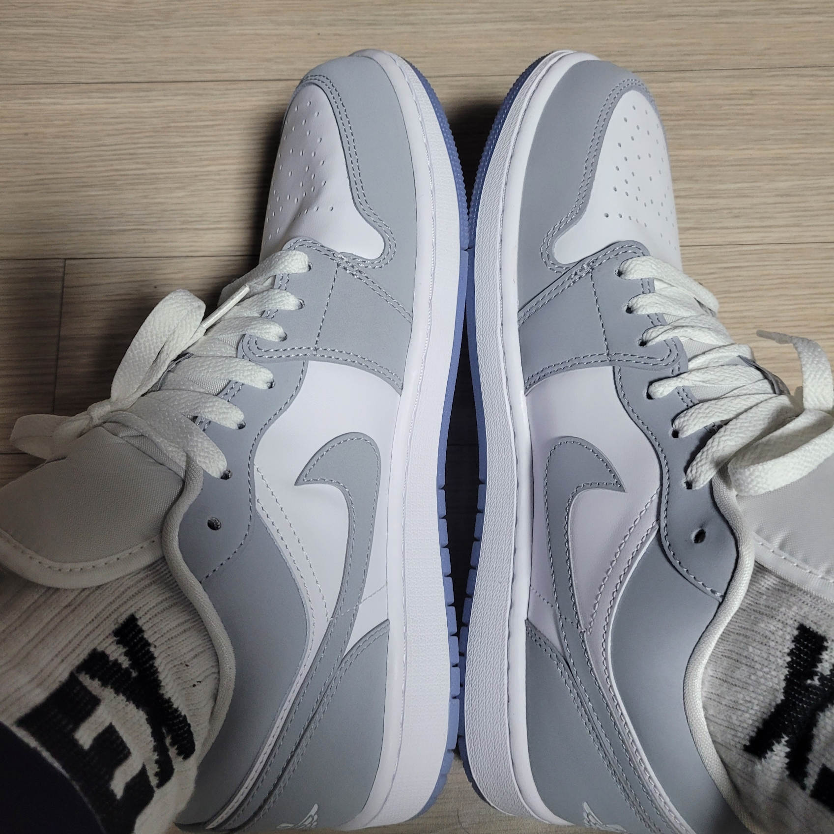 (W) Jordan 1 Low White Wolf Grey 착용 스타일 - 4