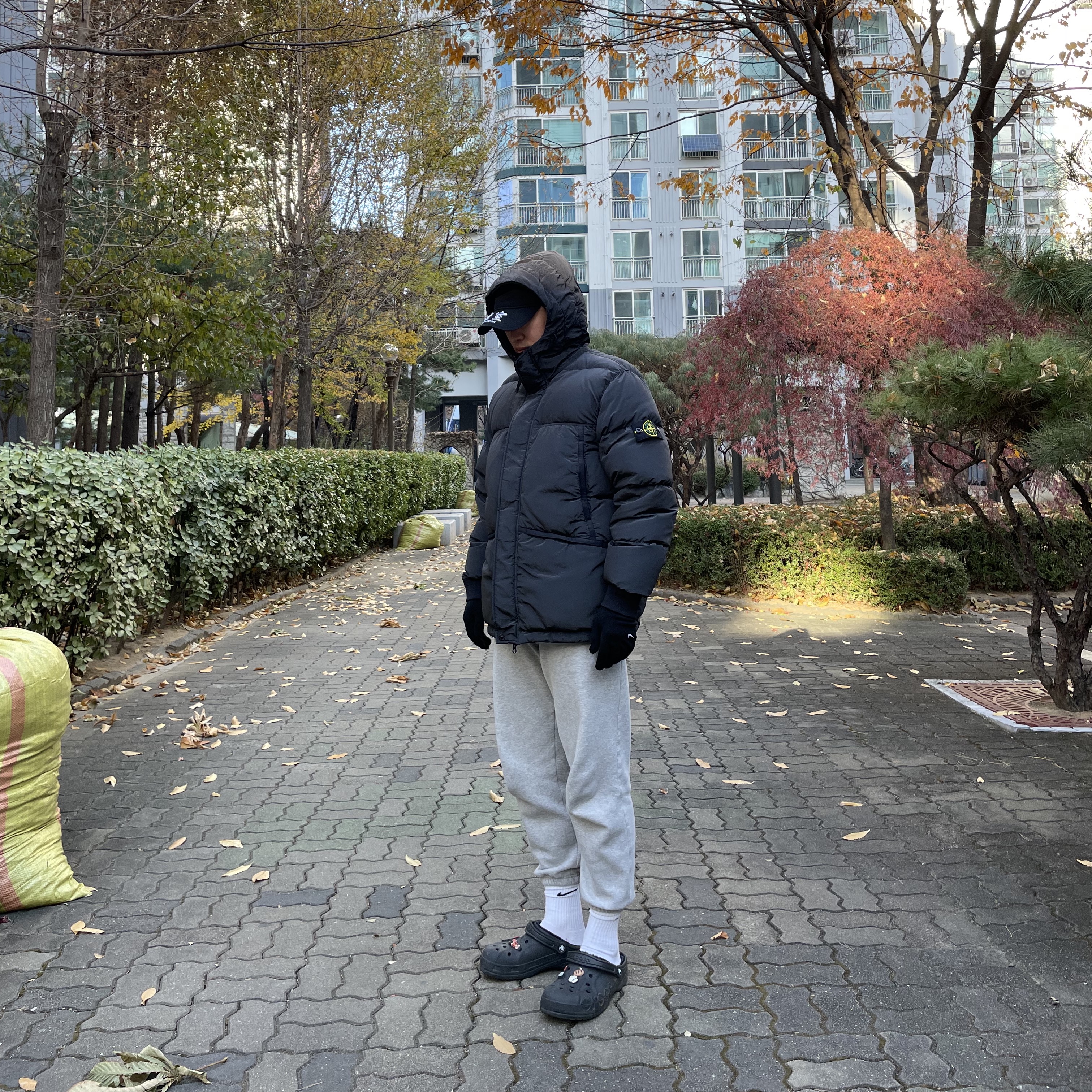 Stone Island 44508 Nylon Metal Down-TC Jacket Dark Grey - 21FW, Darkr8m Studio x New Era Unstructured Ball Cap Black 착용 스타일