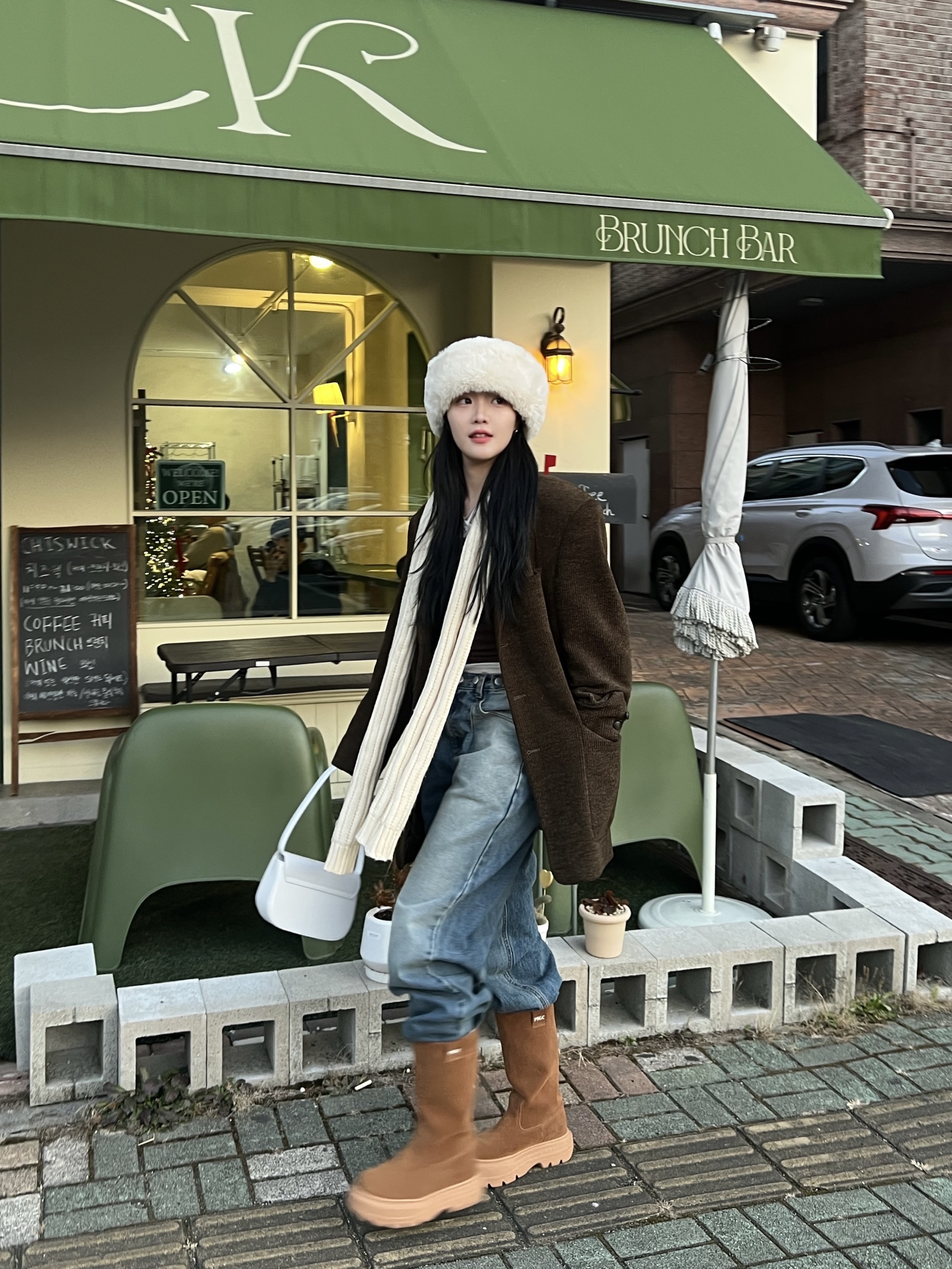 Diesel 1DR Shoulder Bag in Nappa Leather White 착용 스타일 - 1