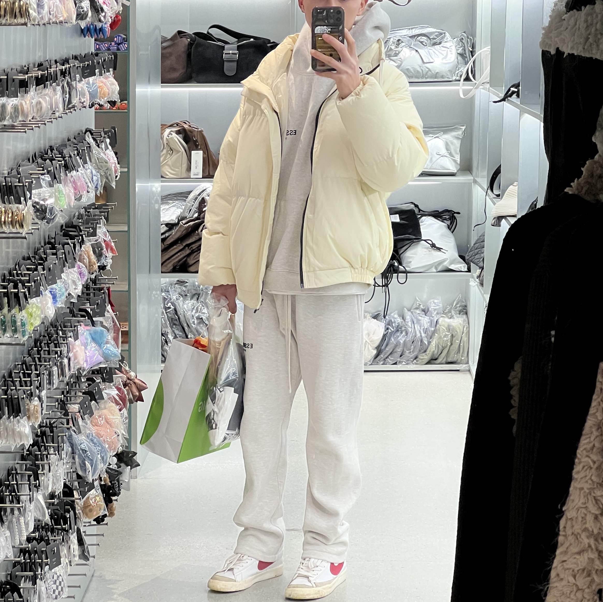 Essentials The Core Collection Hoodie Light Oatmeal, Essentials The Core Collection Relaxed Sweatpants Light Oatmeal 착용 스타일