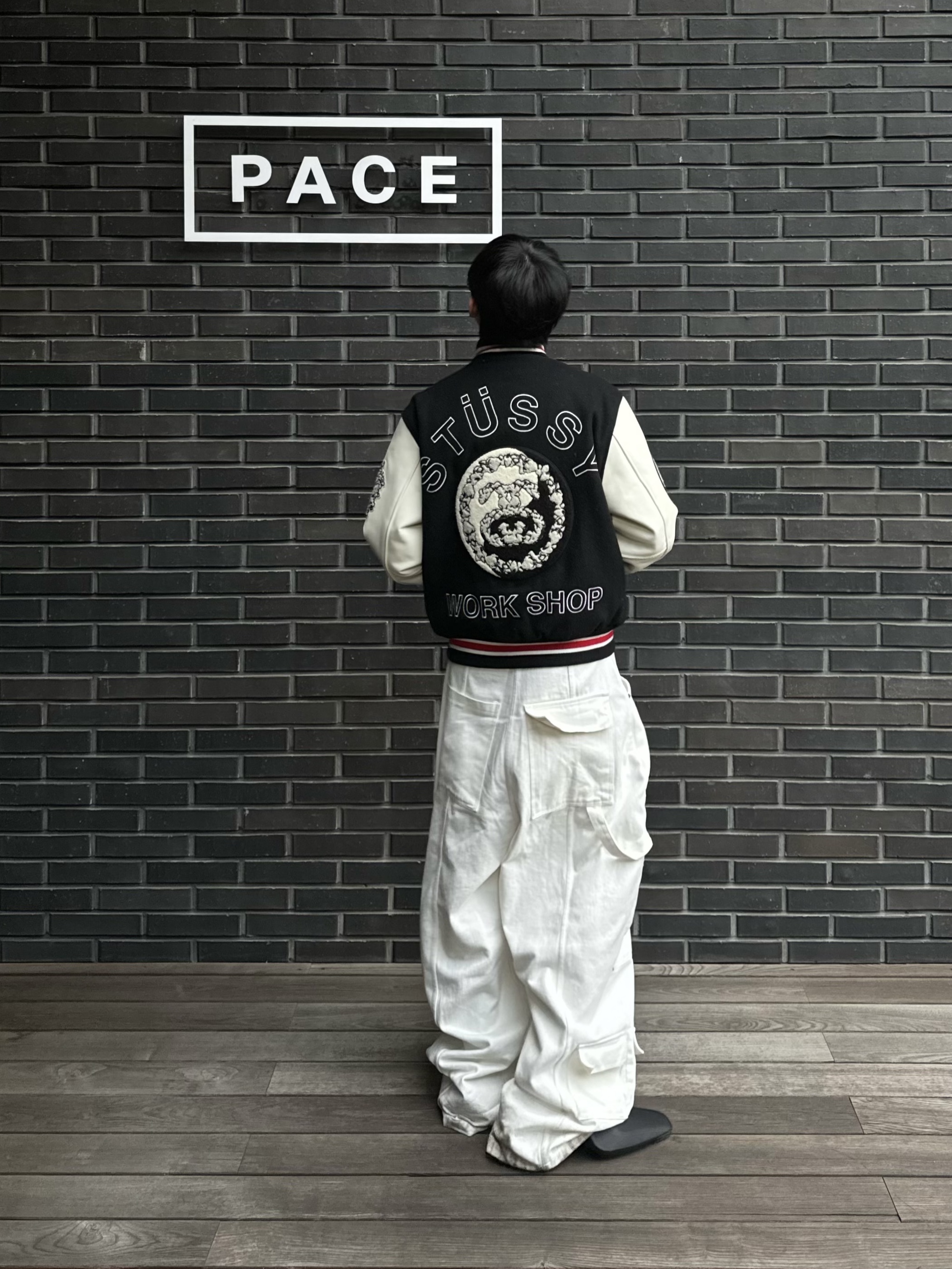Nos Couleurs x Koin x Llud Rivet Carpenter Pants White, Stussy x Our Legacy x Denim Tears TTL Varsity Jacket Black 착용 스타일 - 5