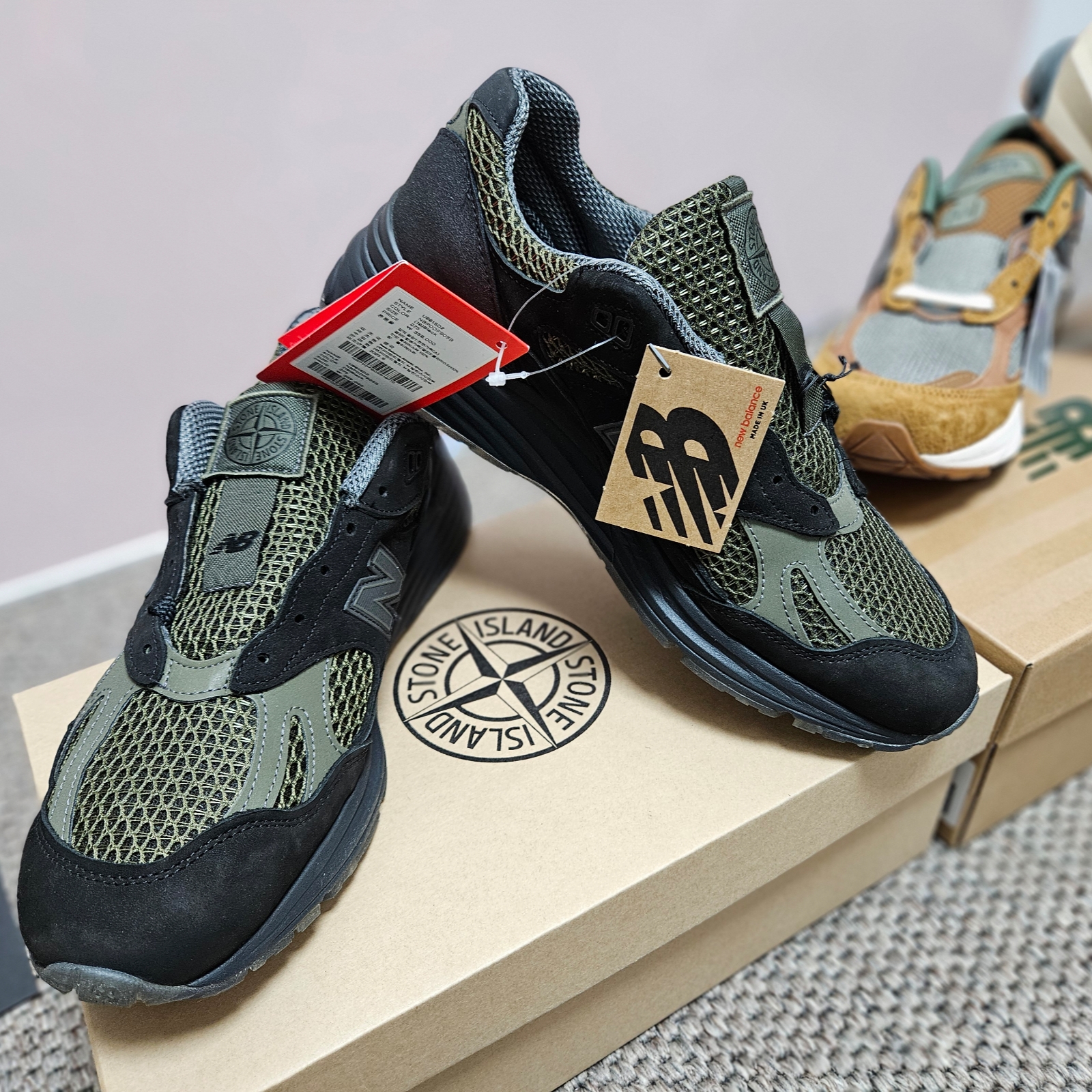 New Balance x Stone Island 991v2 Made in UK Black Olive Night, New Balance x Carhartt WIP 990v6 Made in USA Hamilton Brown Military Green 착용 스타일 - 4