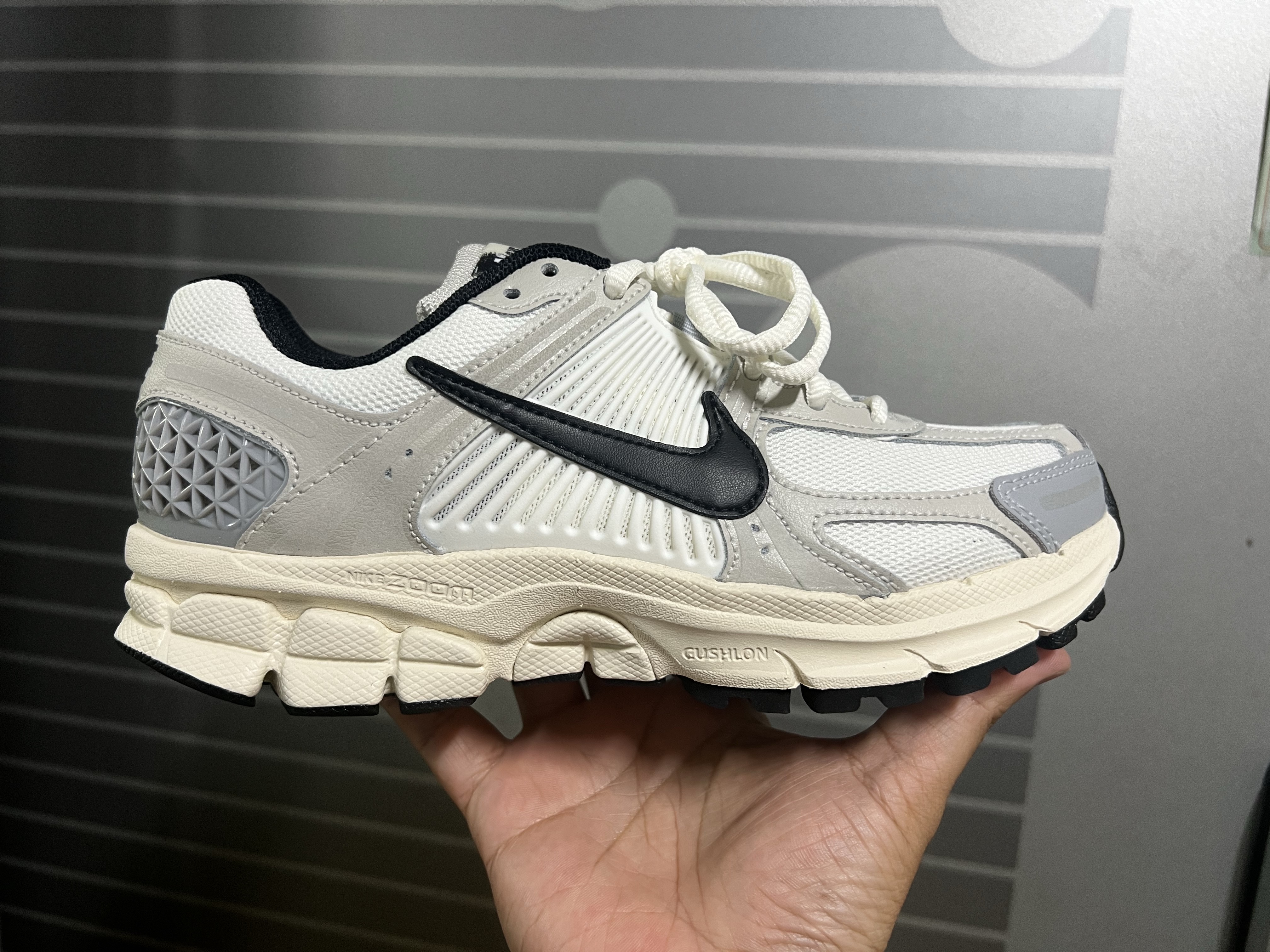 (W) Nike Zoom Vomero 5 Wolf Grey and Black 착용 스타일