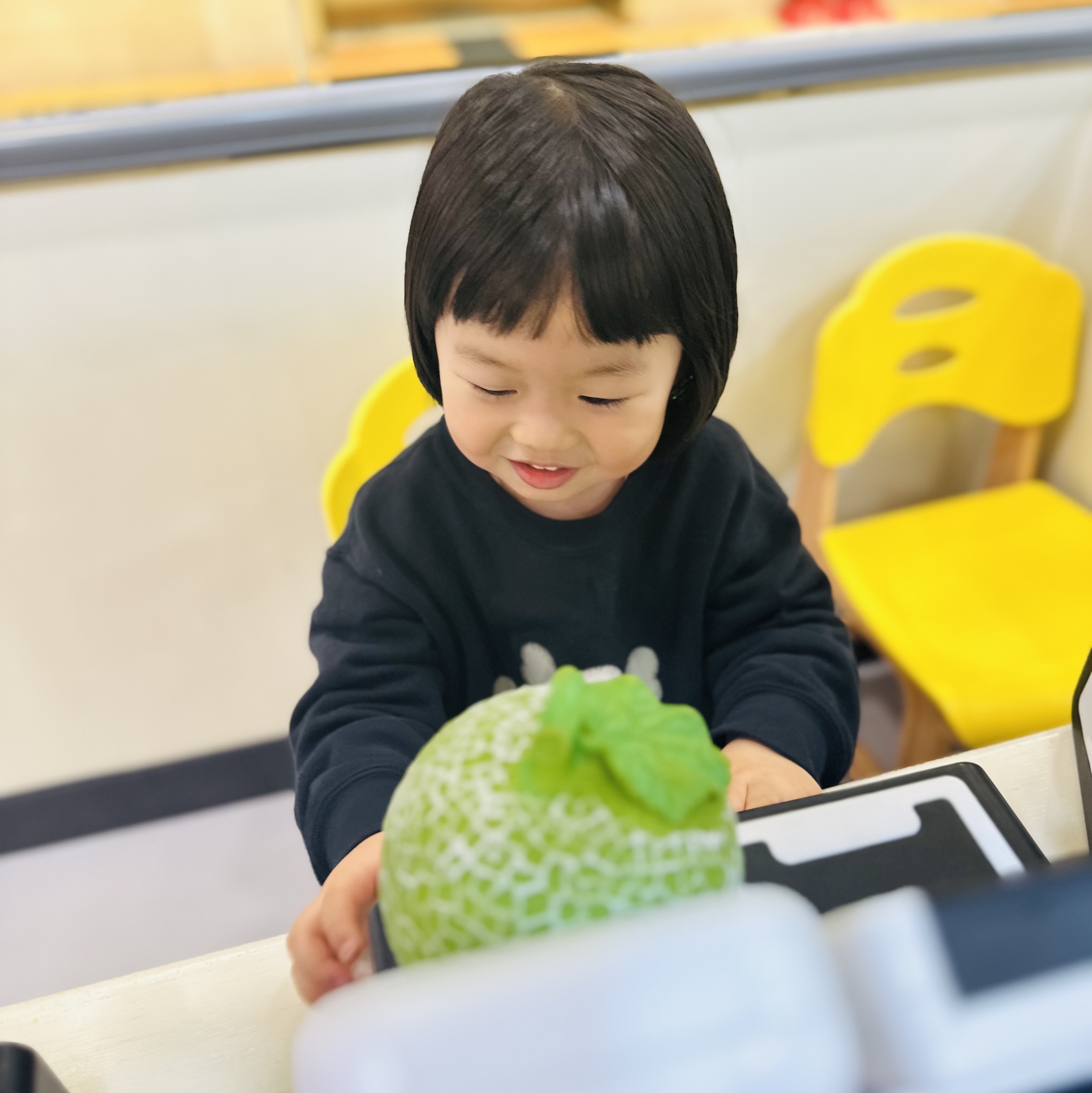 (Kids) Uniqlo UT x Kaws Long Sleeve Sweatshirt Black 착용 스타일 - 4