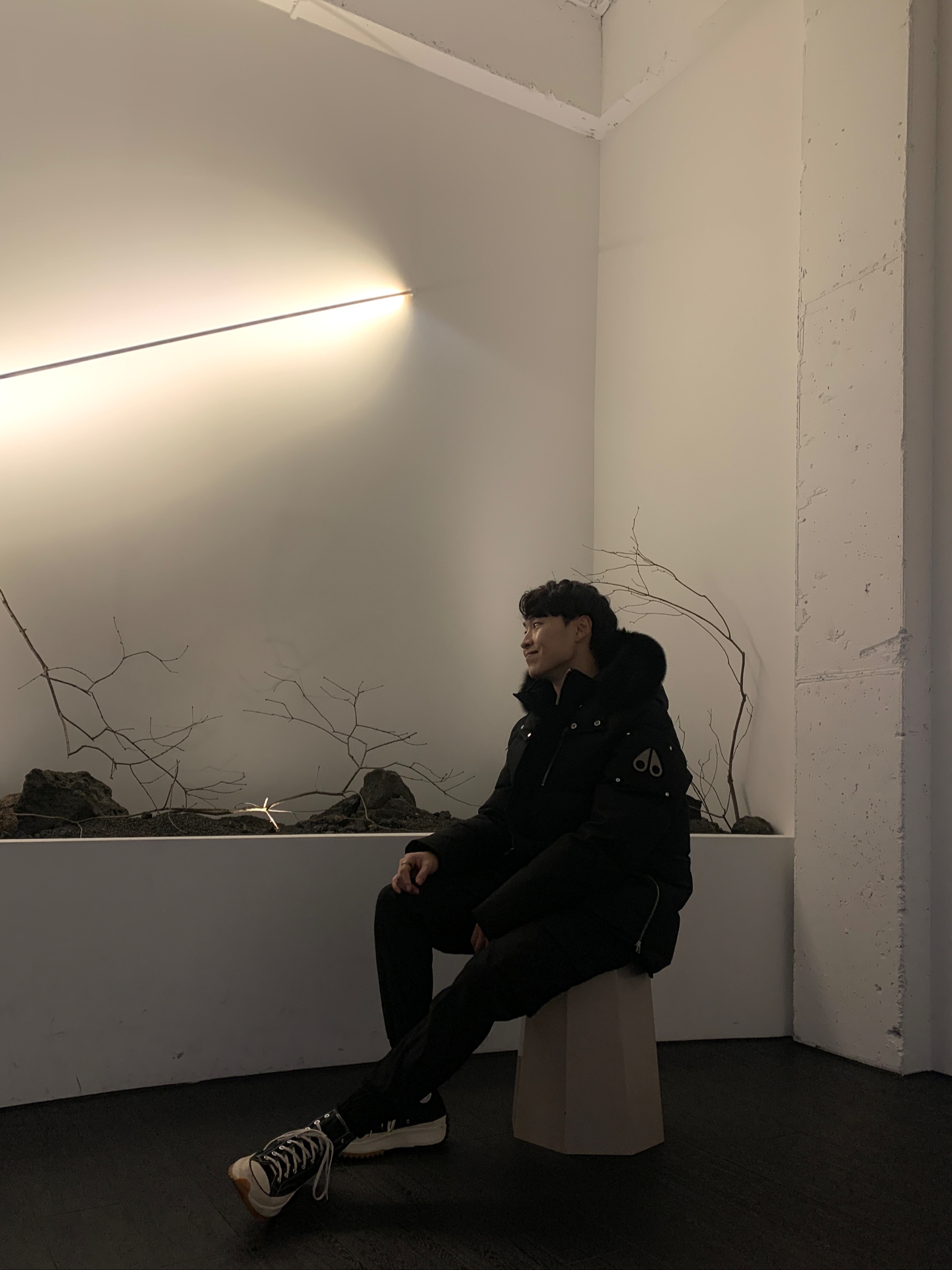 Moose Knuckles Threequarter Jacket Black Fox Fur Black, Converse x JW Anderson Run Star Hike Hi Black 착용 스타일