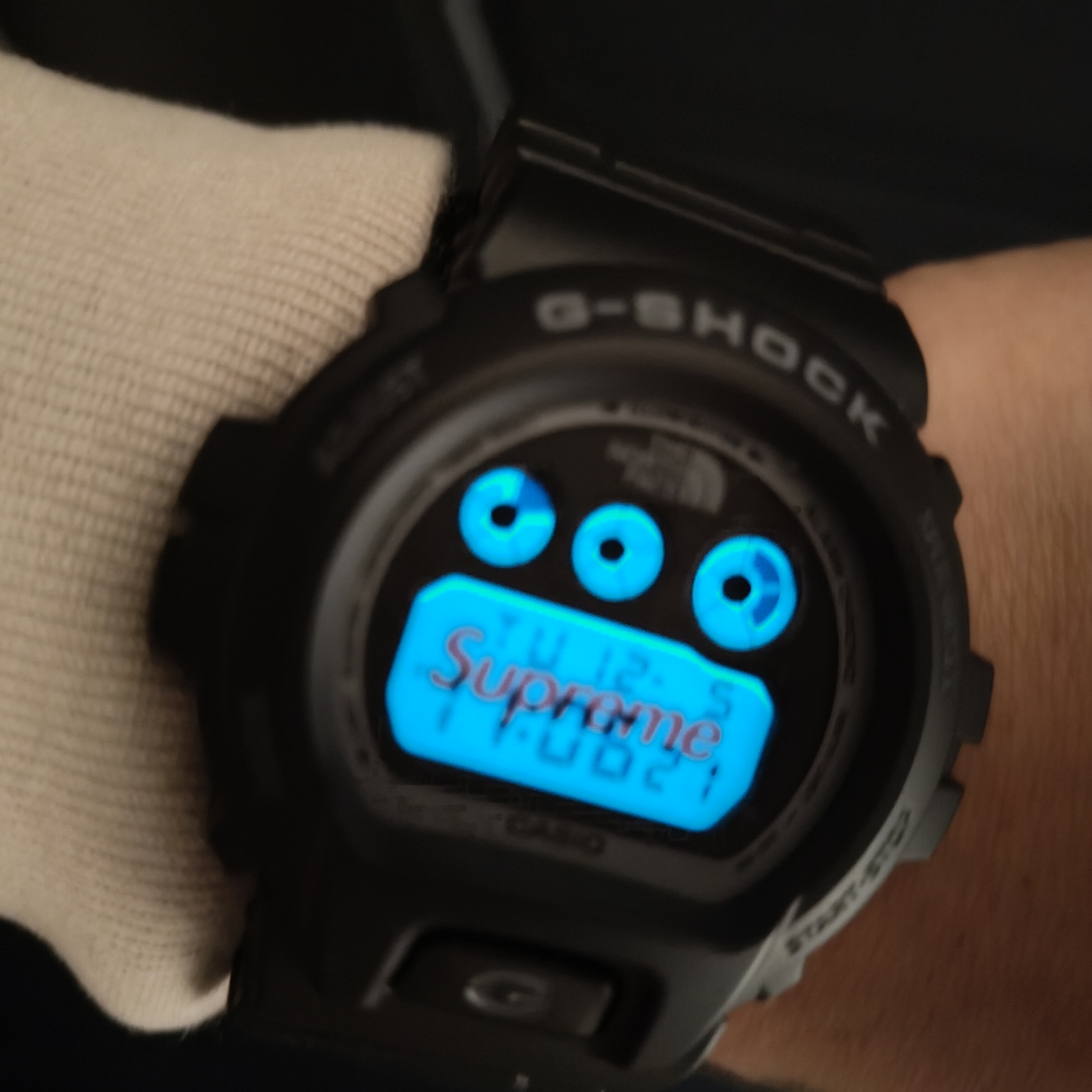 Casio G-Shock x Supreme x The North Face DW-6900 Black 착용 스타일