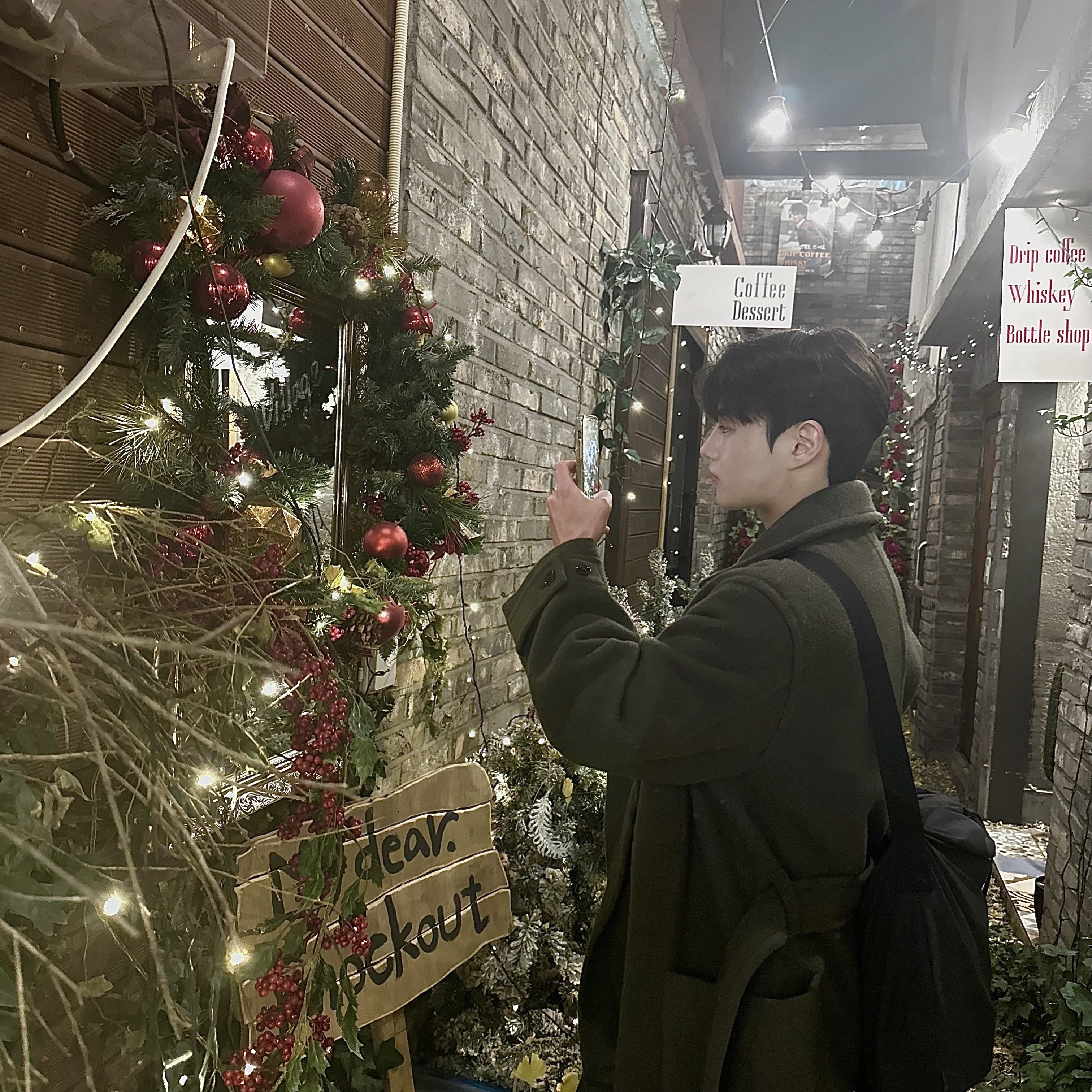 Lemaire Caban Wool Wrap Coat Pewter Green, Uniqlo U Drawstring Shoulder Bag Black 착용 스타일 - 2