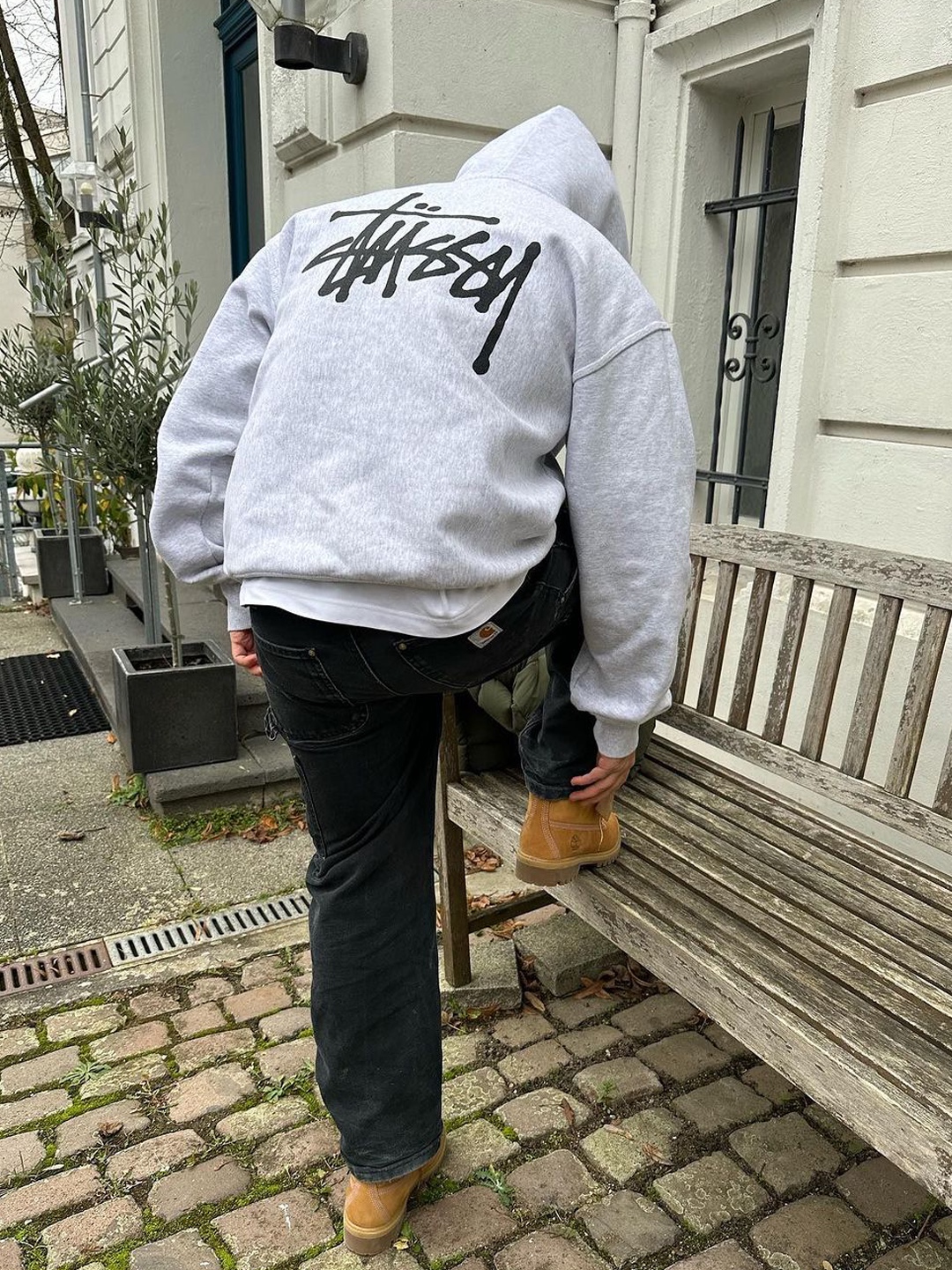 Carhartt Loose Fit Midweight Regular Hoodie Black, Stussy Basic Embroidered Hoodie Brown 착용 스타일 - 4