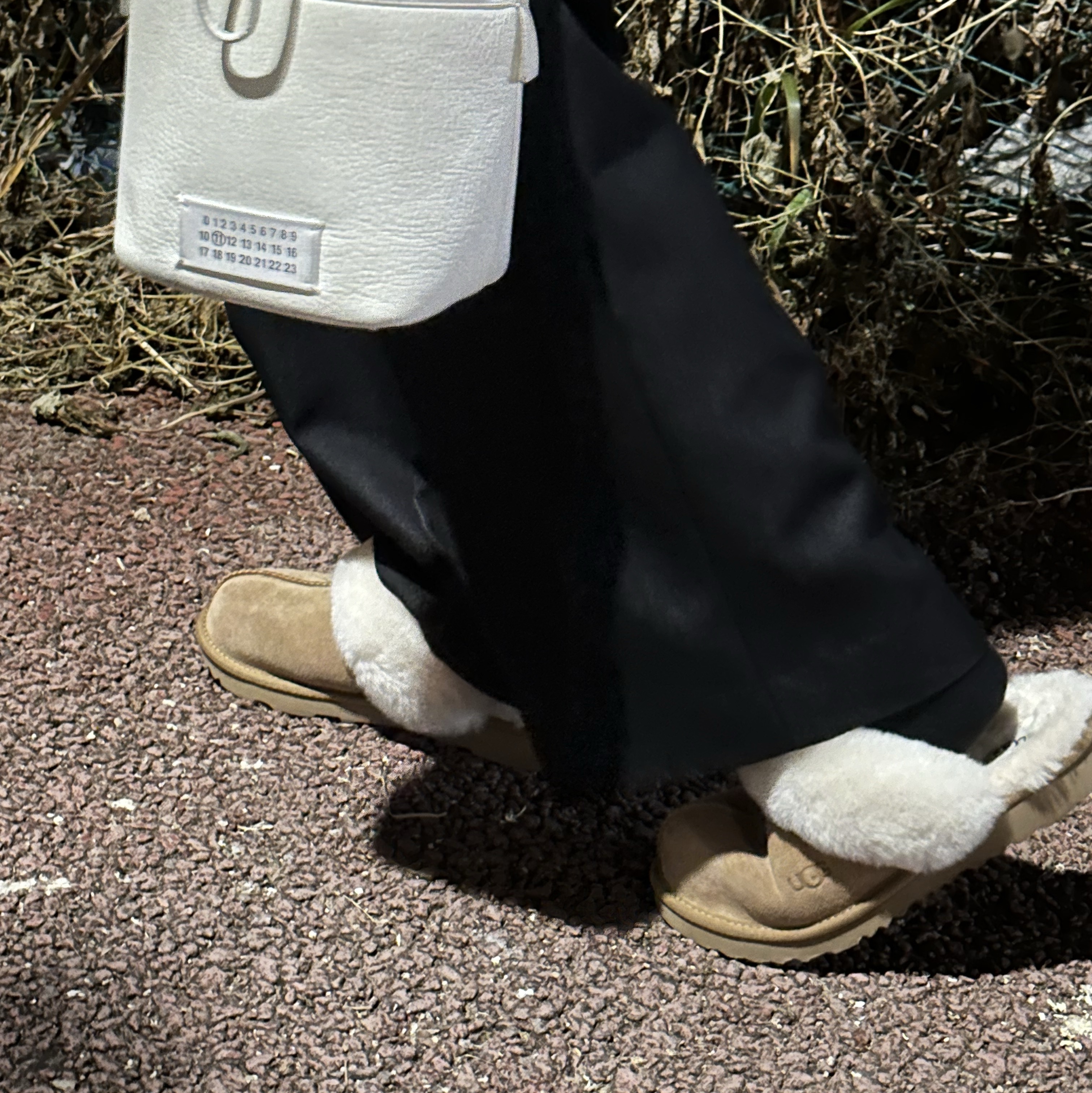 (Kids) UGG Cozy ll Slipper Chestnut 착용 스타일