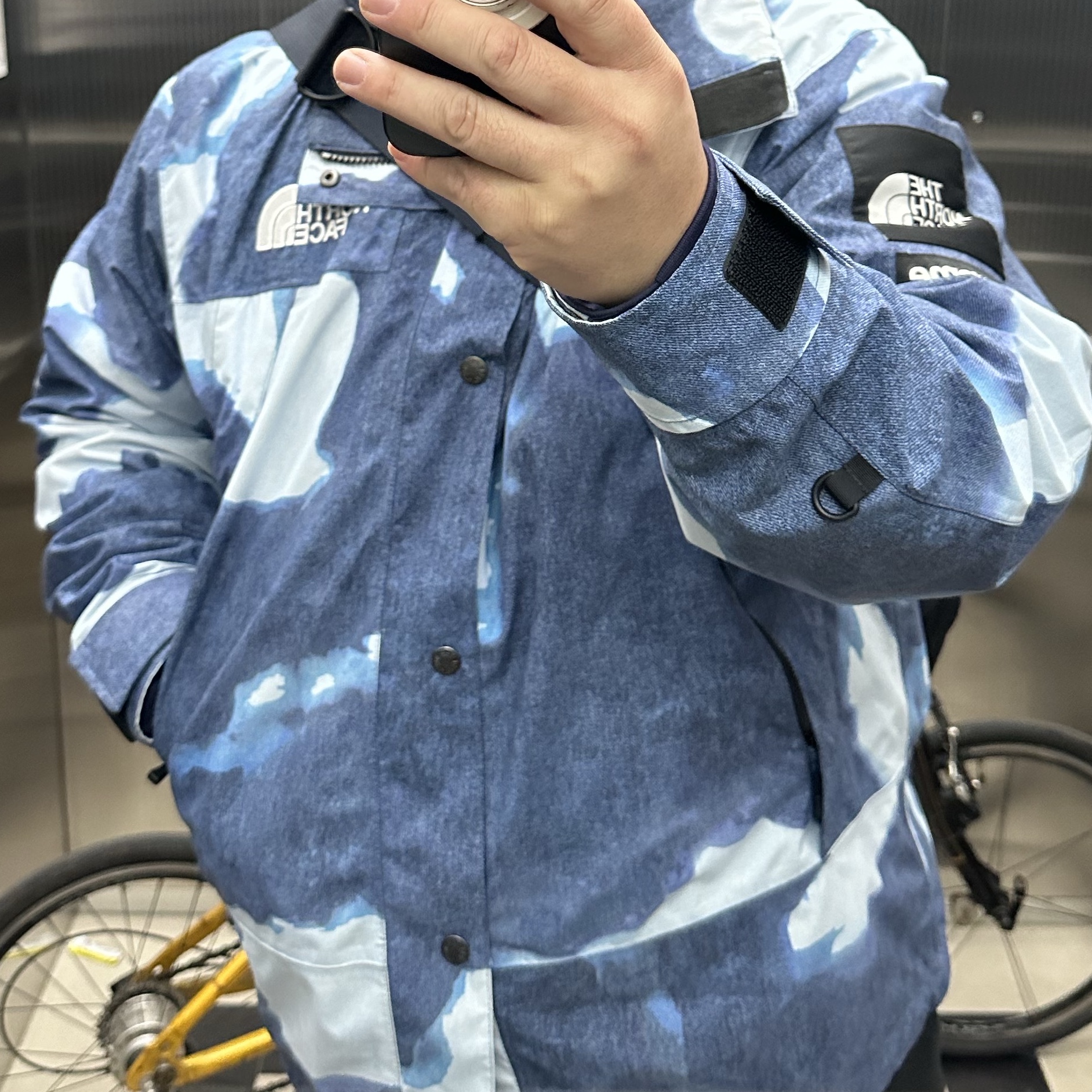 Supreme x The North Face Bleached Denim Print Mountain Jacket Indigo - 21FW 착용 스타일