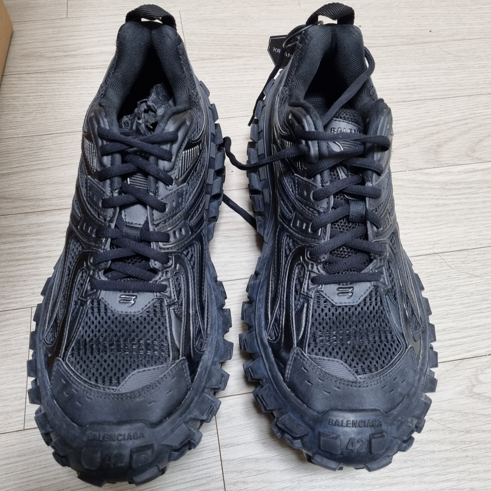 Balenciaga Defender Sneakers Black 착용 스타일 - 1