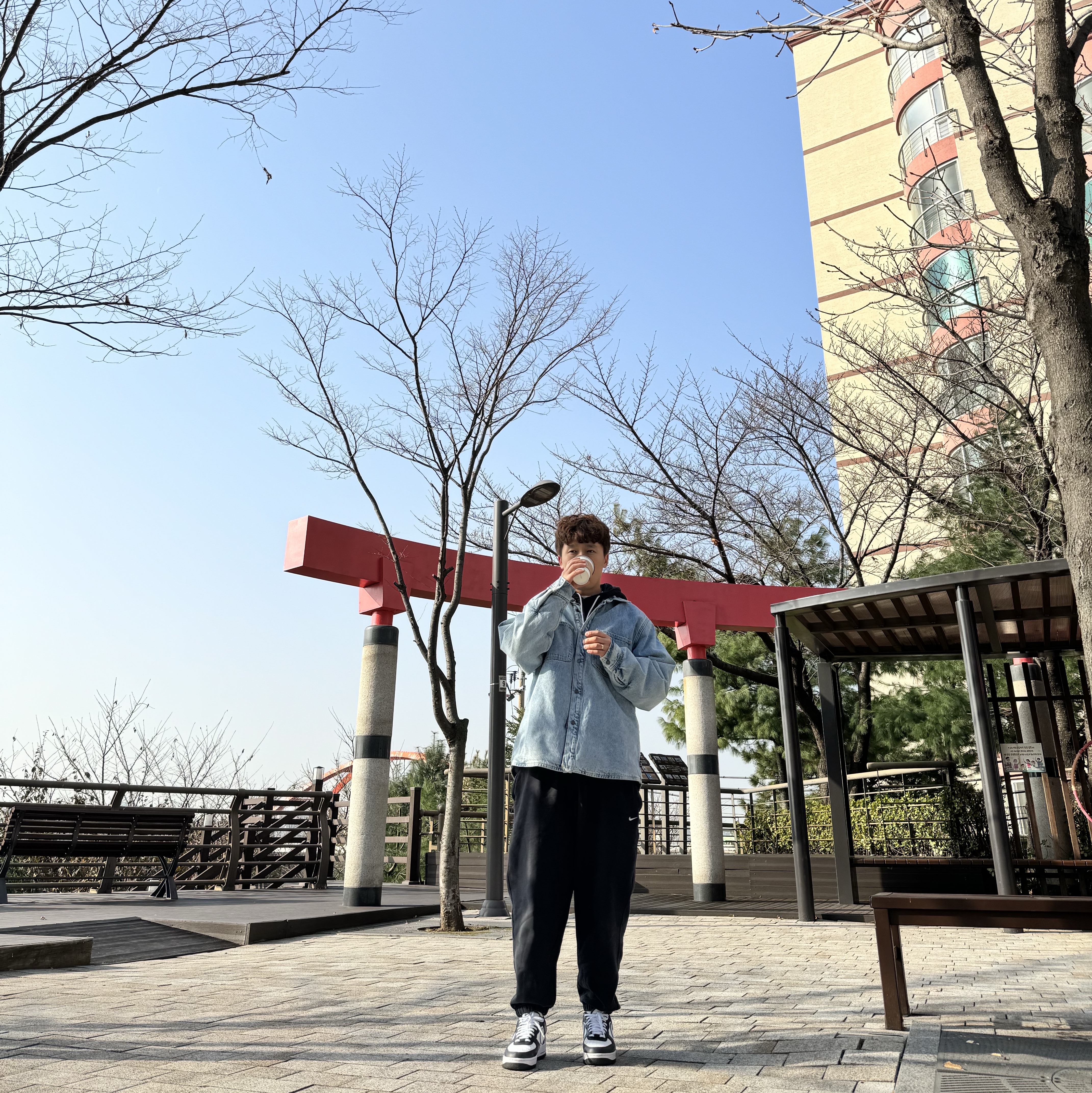Stussy Sherpa Lined Denim Shirt Stone Wash, Nike NRG Solo Swoosh Fleece Pants Black White - Asia 착용 스타일 - 2