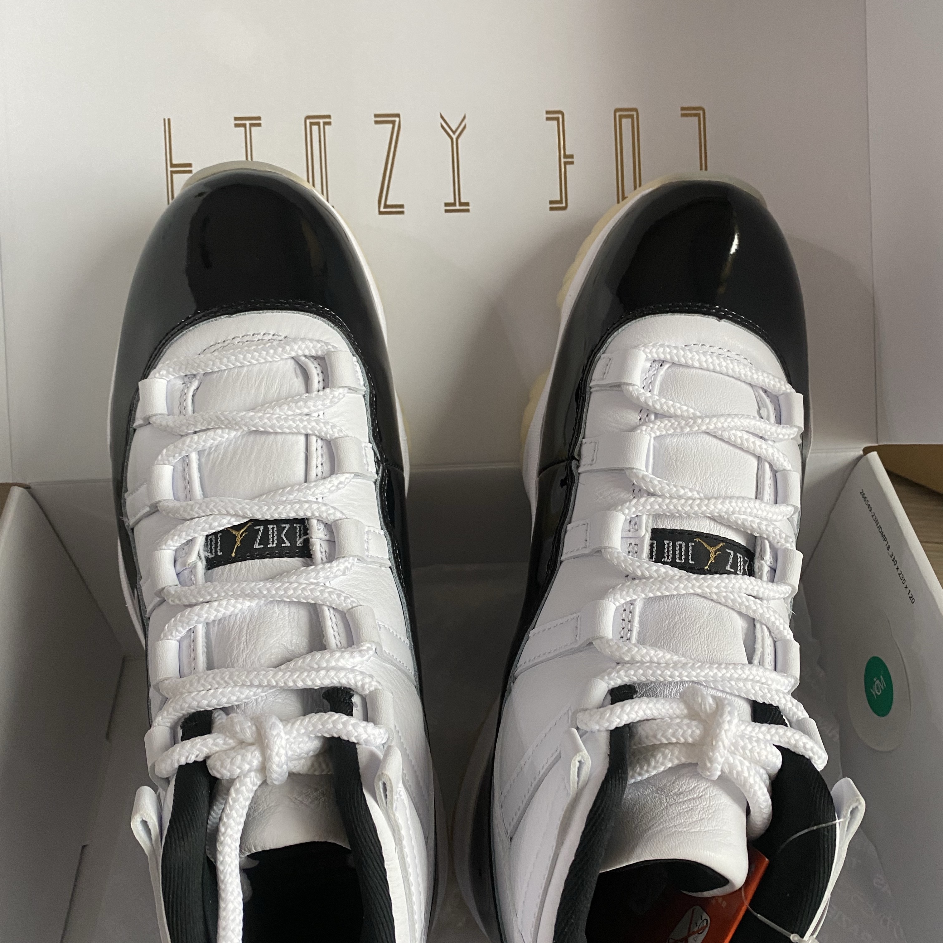 Jordan 11 Retro Gratitude ์ฐฉ์ฉ ์คํ์ผ - 1