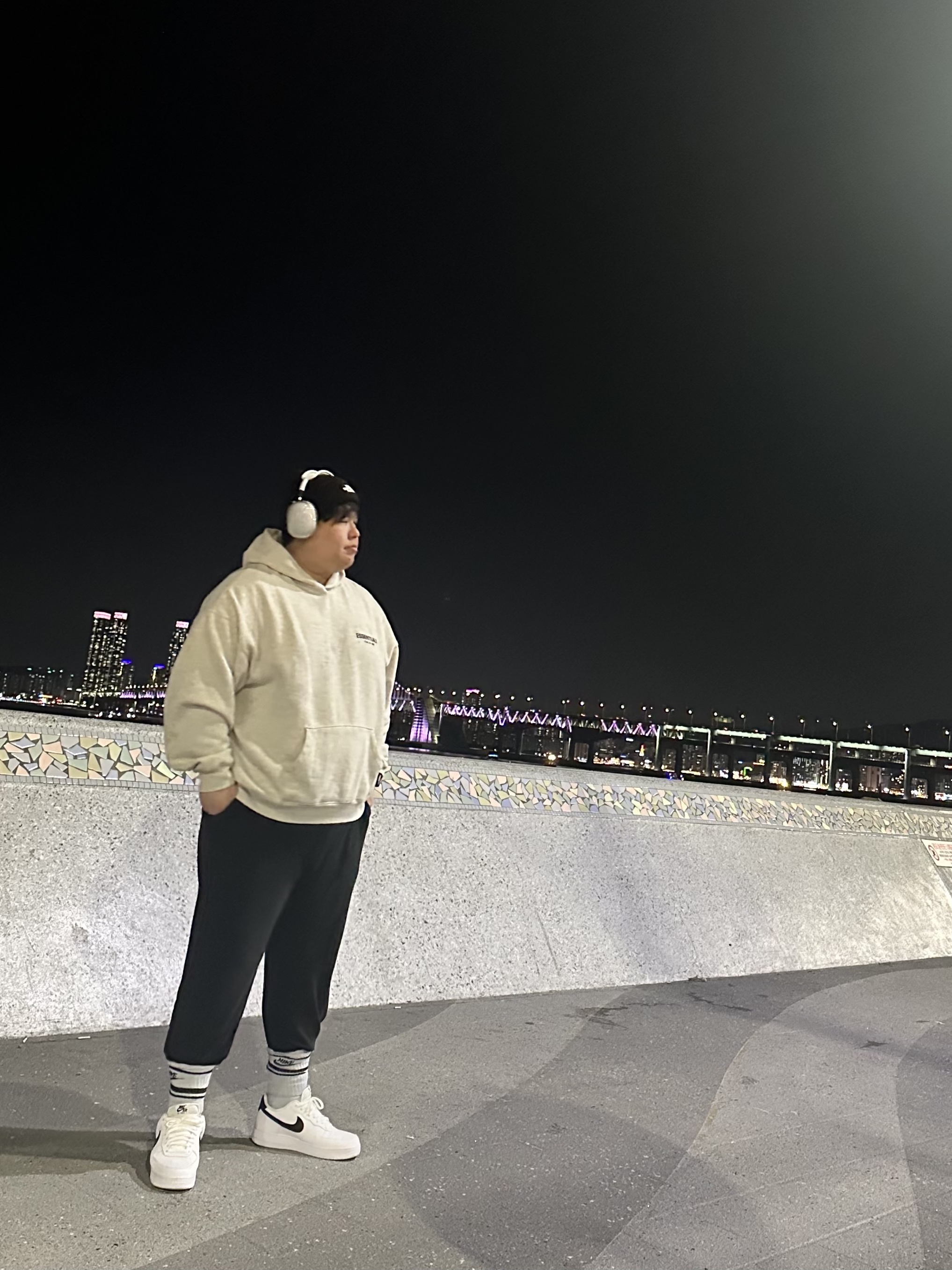 Nike Air Force 1 '07 White Black, Essentials The Core Collection Hoodie Light Oatmeal 착용 스타일