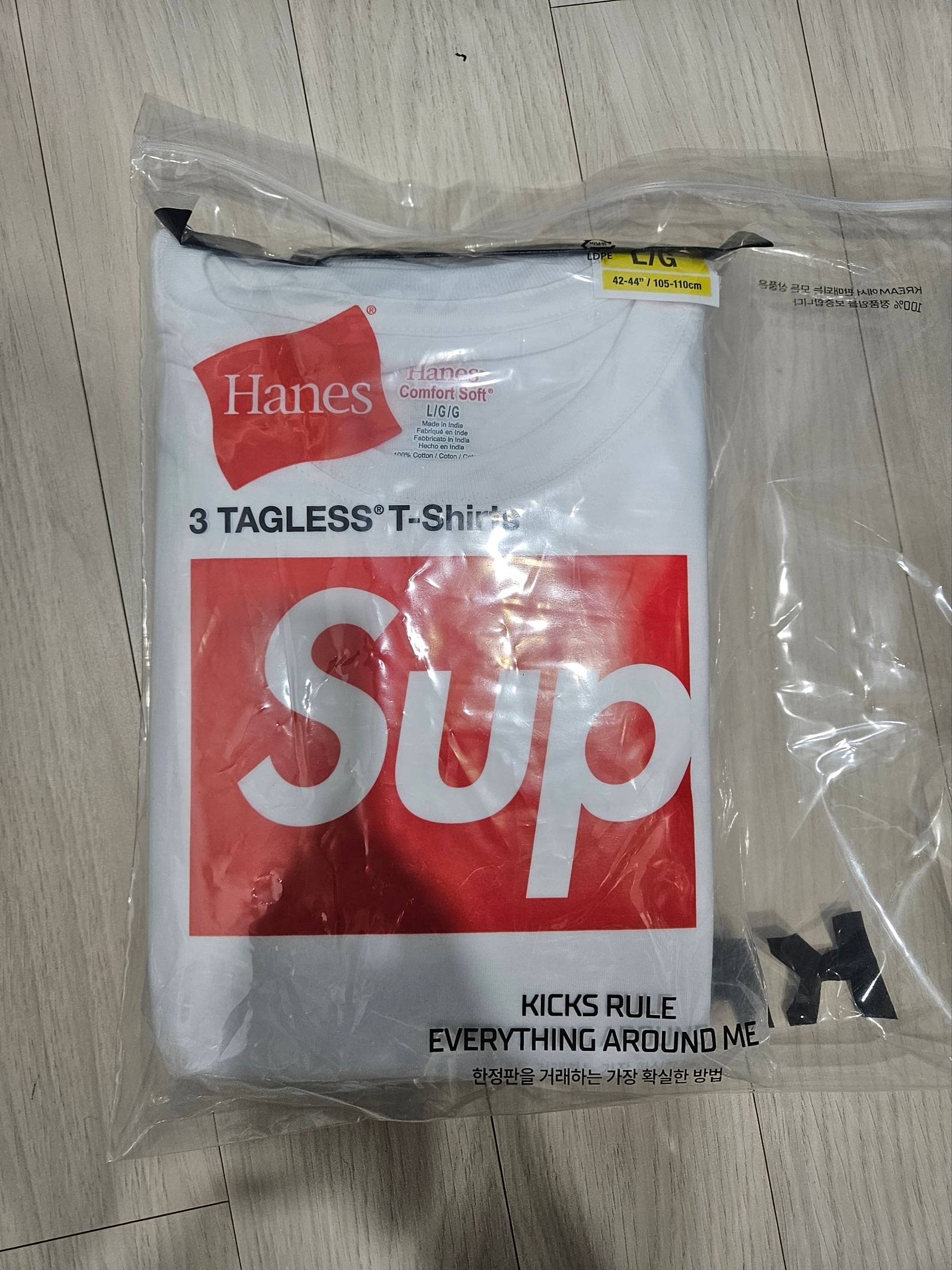 Supreme Hanes Tagless T-Shirt White (3 Pack) 착용 스타일
