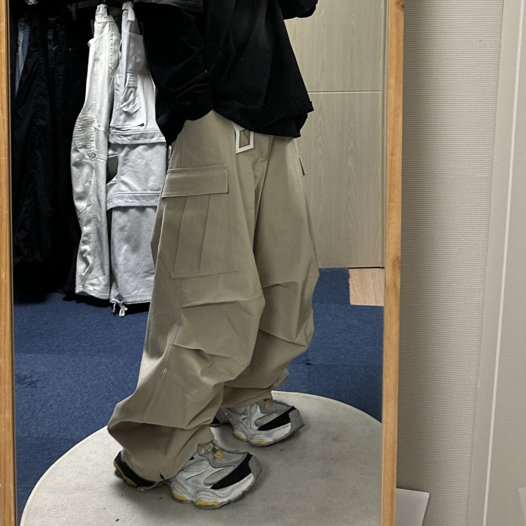 Nonnod Side Zip Cargo Pants Beige, Balenciaga Cargo Sneakers Grey Black Yellow 착용 스타일 - 1