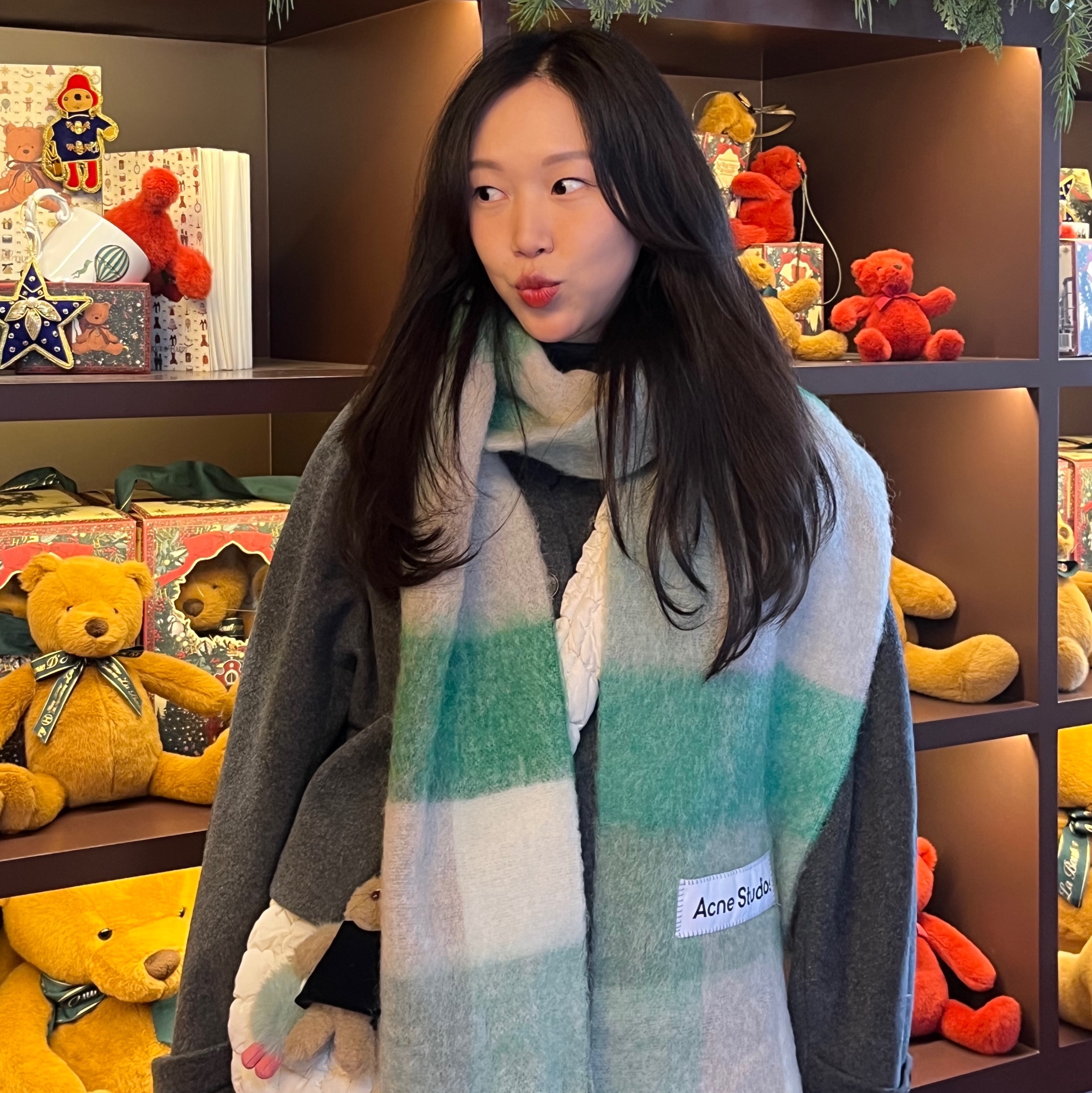 Acne Studios Mohair Check Muffler Green Grey, COS Quilted Messenger Bag Beige 착용 스타일 - 2