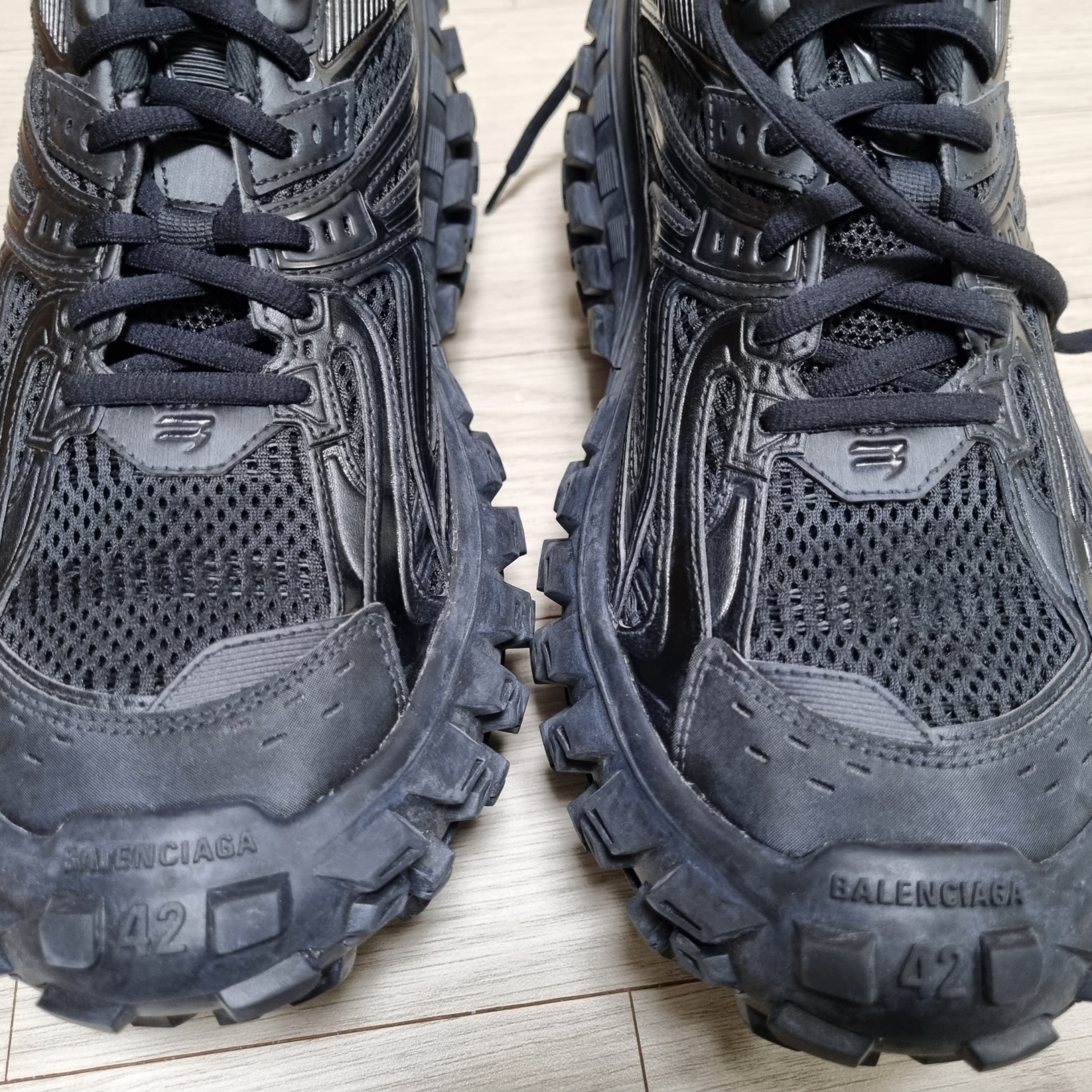 Balenciaga Defender Sneakers Black 착용 스타일 - 5