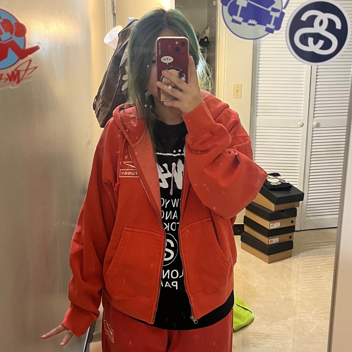 Nike x Stussy Full Zip Pigment Dyed Fleece Hoodie Habanero Red (FJ9161-642), Nike x Stussy Pigment Dyed Fleece Pants Habanero Red (FJ9157-642) 착용 스타일 - 1