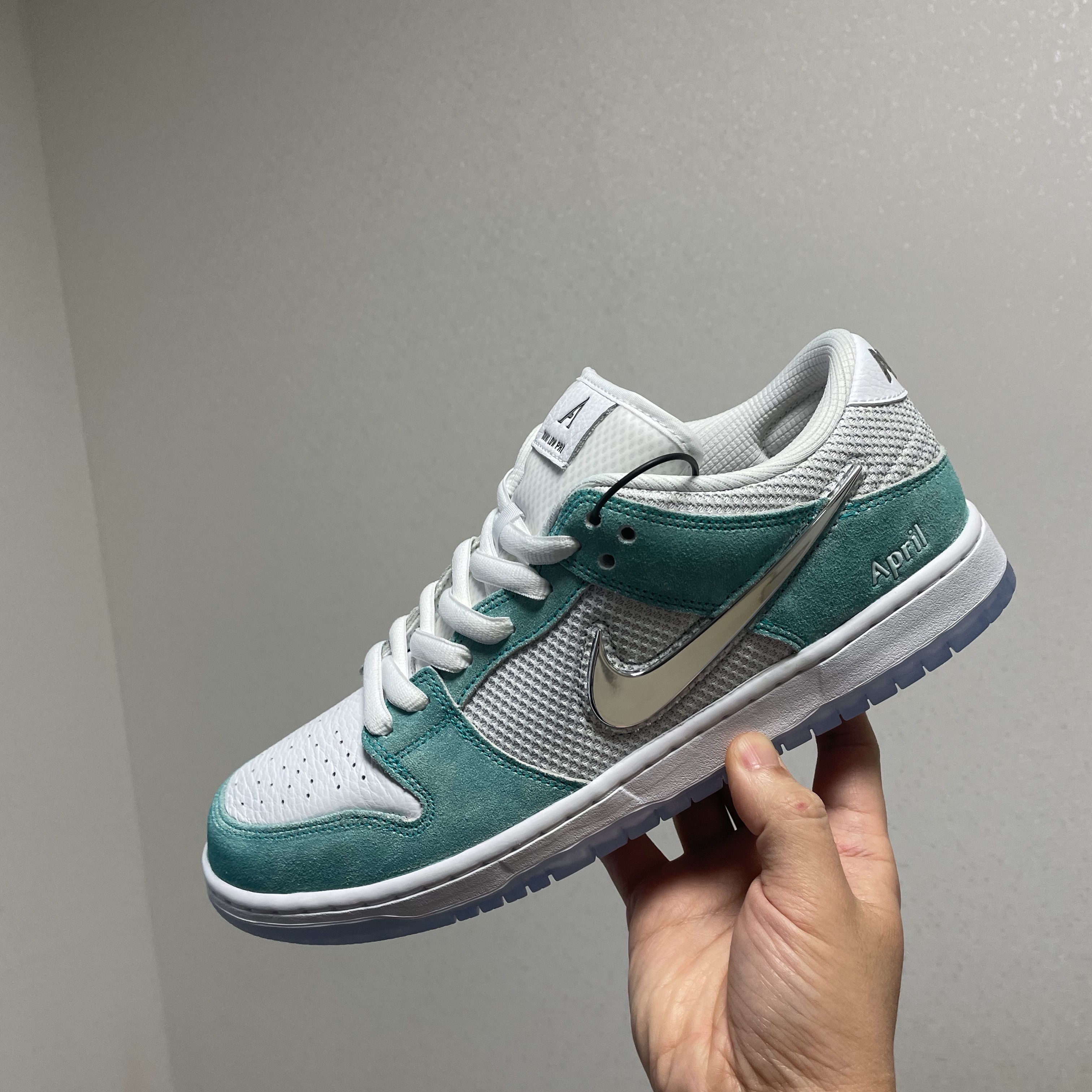 Nike x April Skateboards SB Dunk Low Pro QS Racer Blue Metallic Silver 착용 스타일 - 2