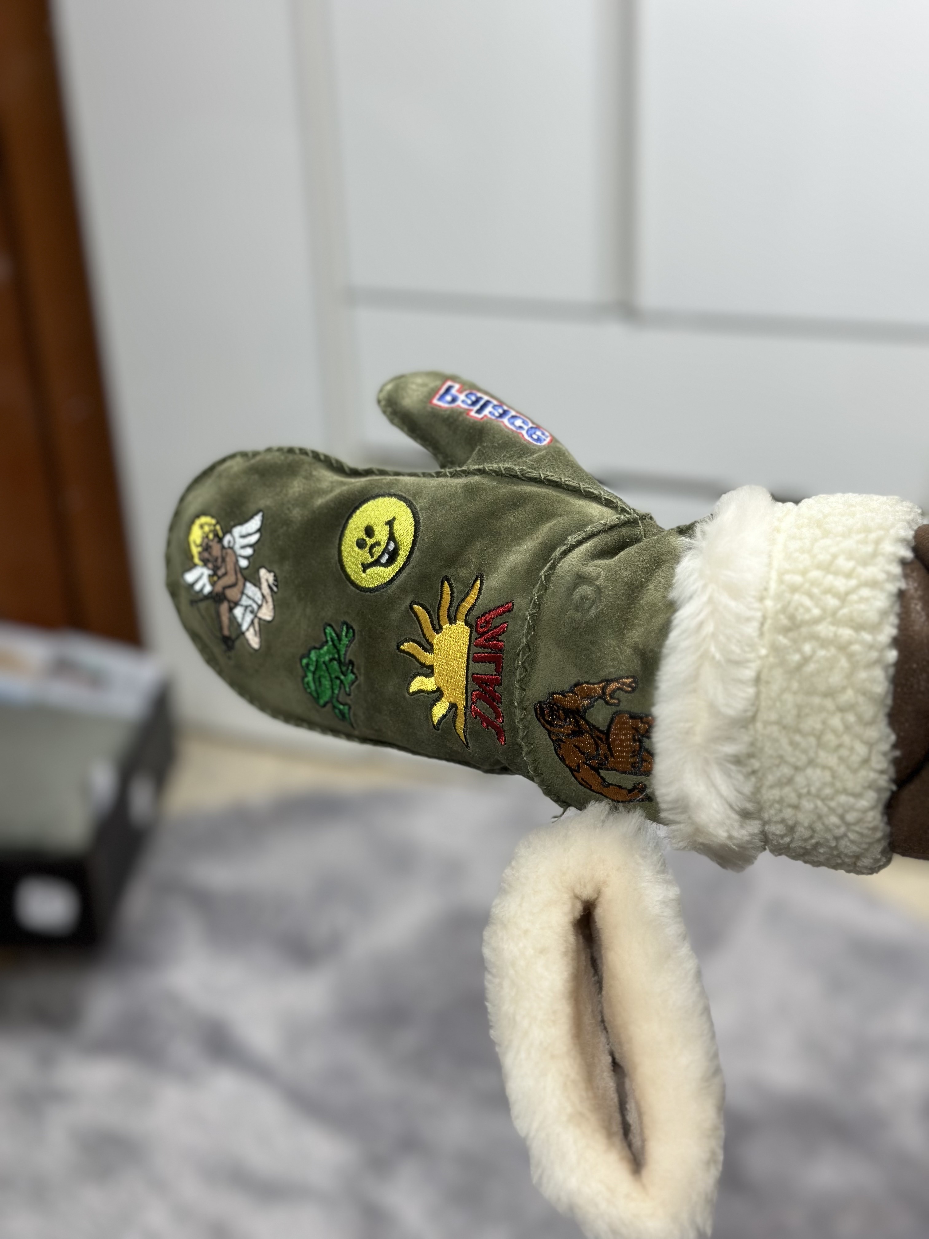 UGG x Palace Sheepskin Mitten Burnt Olive 착용 스타일